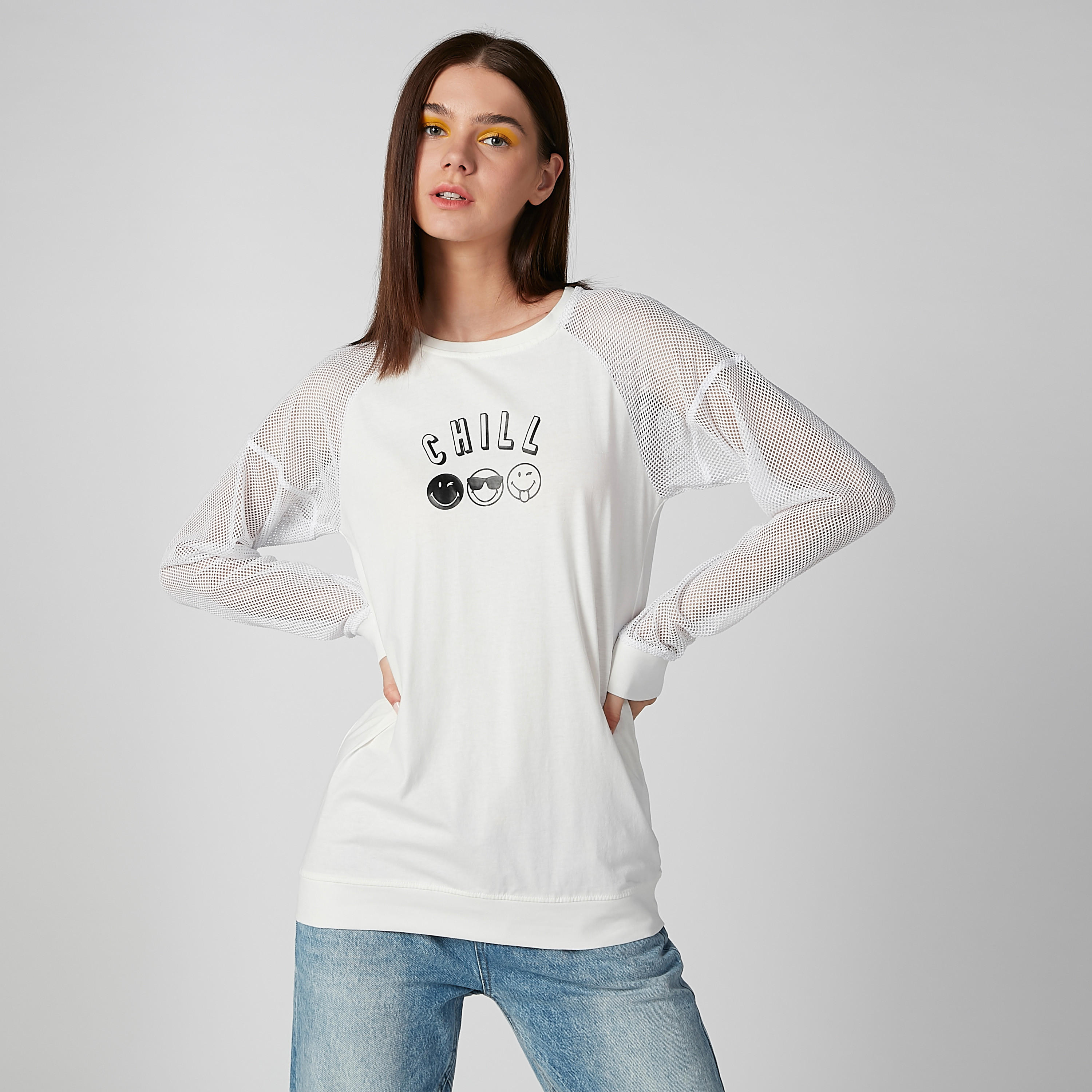 قميص بأكمام طويلة وتفاصيل شبكية وطبعات سمايلي وورلد-women-clothing-tshirts-image-1