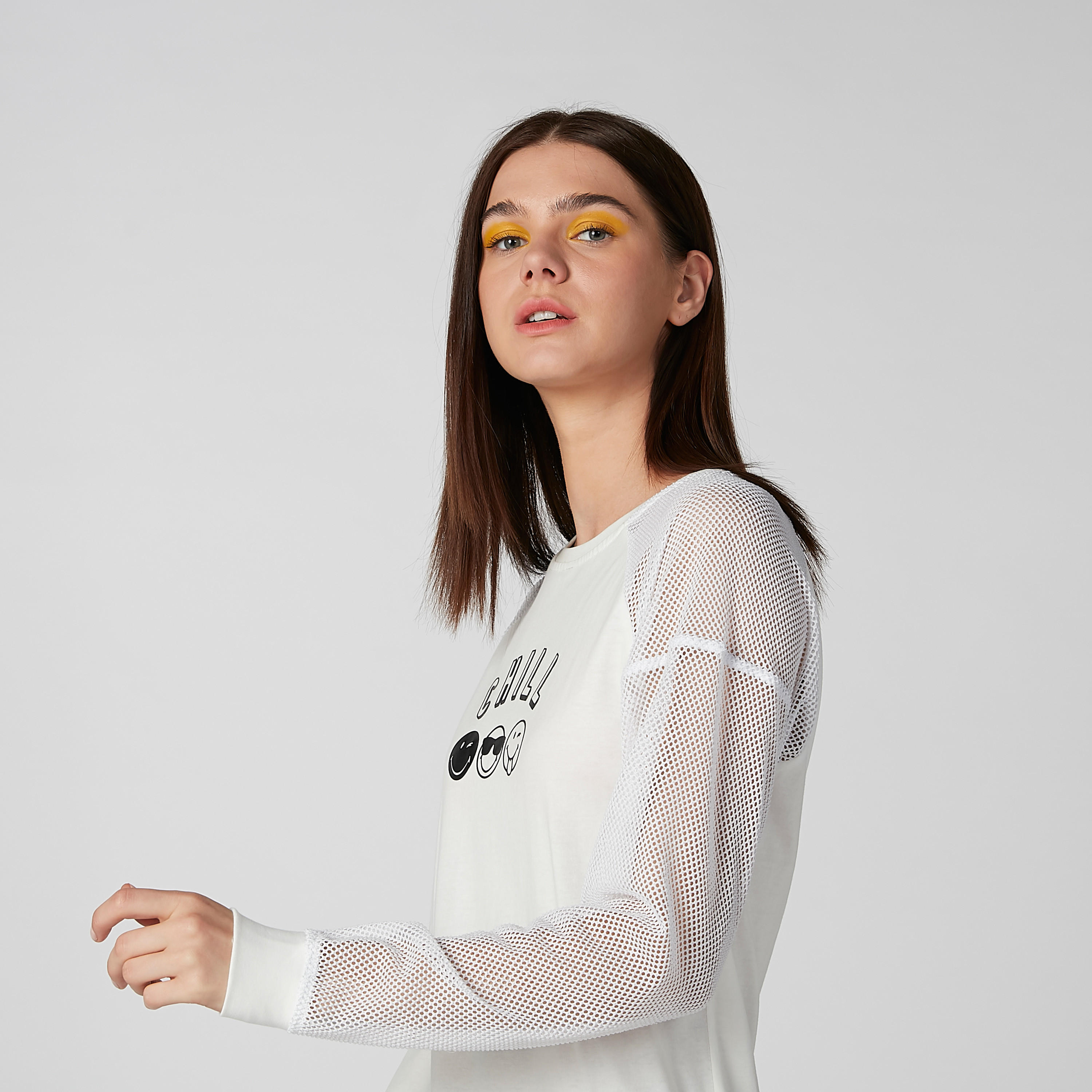 قميص بأكمام طويلة وتفاصيل شبكية وطبعات سمايلي وورلد-women-clothing-tshirts-image-2