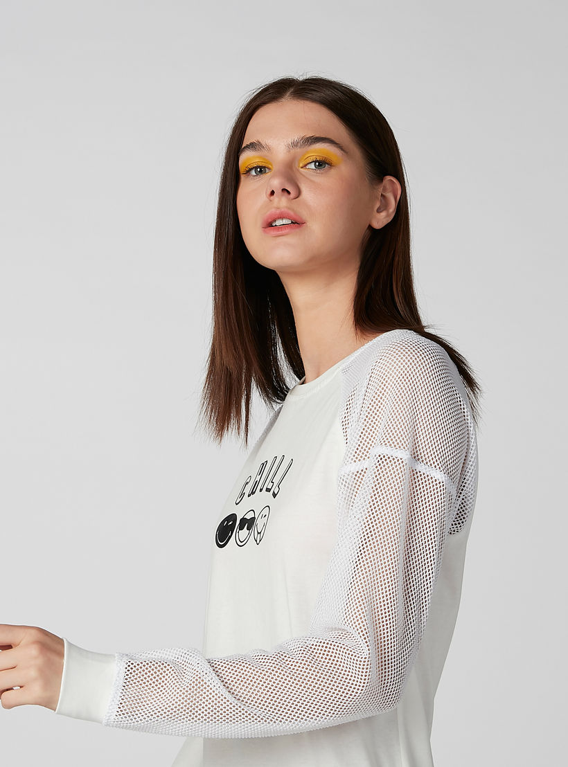 قميص بأكمام طويلة وتفاصيل شبكية وطبعات سمايلي وورلد-women-clothing-tshirts-image-2
