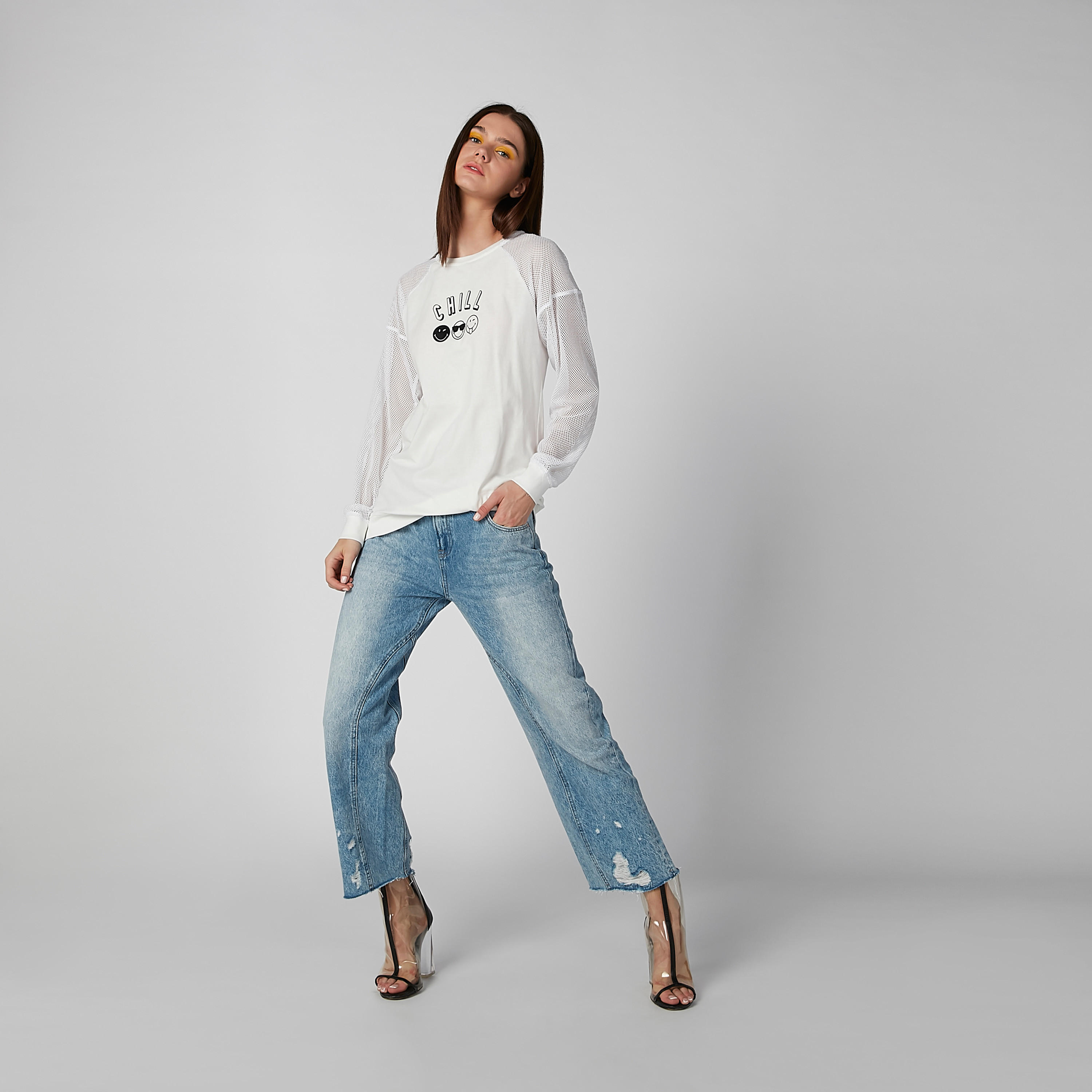 قميص بأكمام طويلة وتفاصيل شبكية وطبعات سمايلي وورلد-women-clothing-tshirts-image-3
