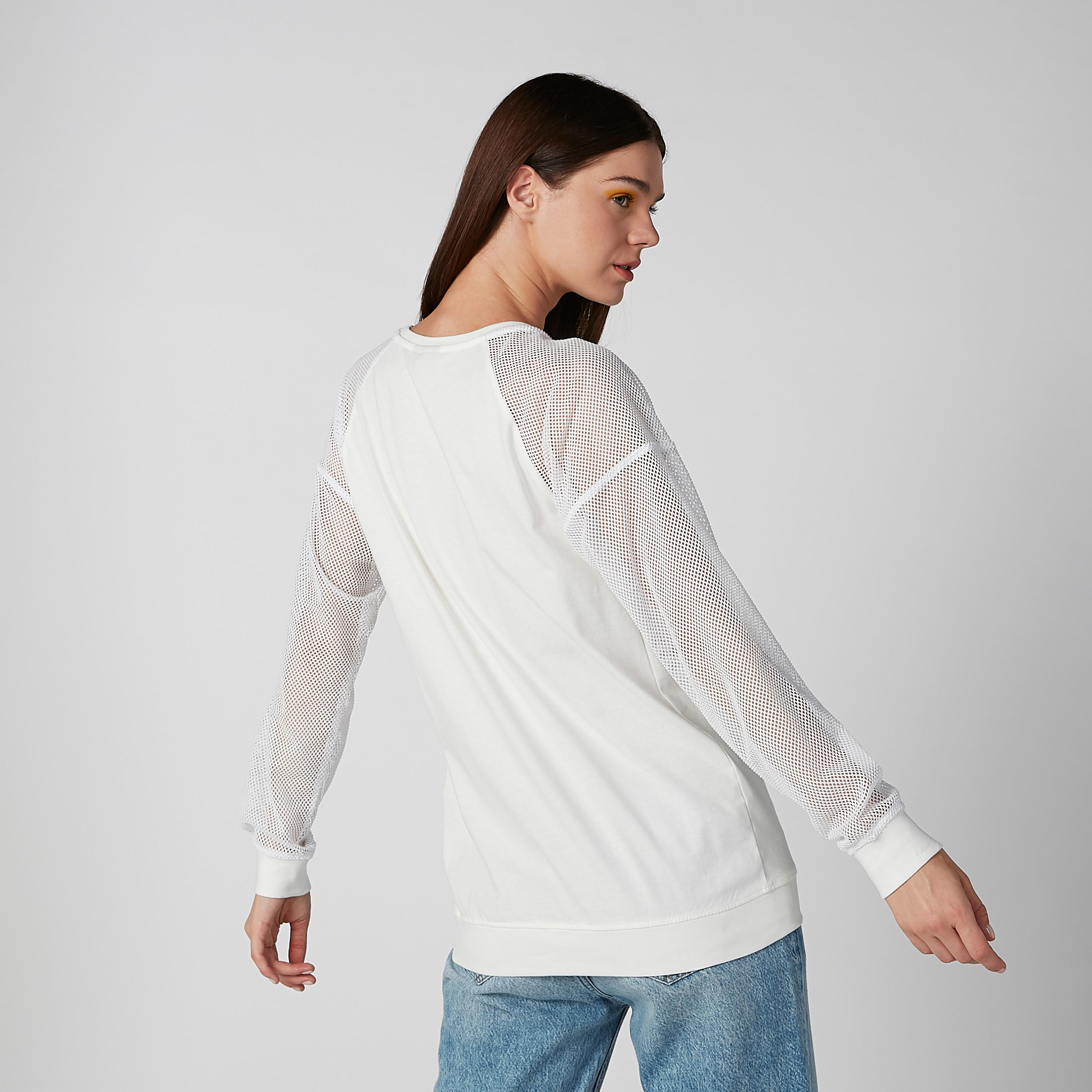 قميص بأكمام طويلة وتفاصيل شبكية وطبعات سمايلي وورلد-women-clothing-tshirts-image-4