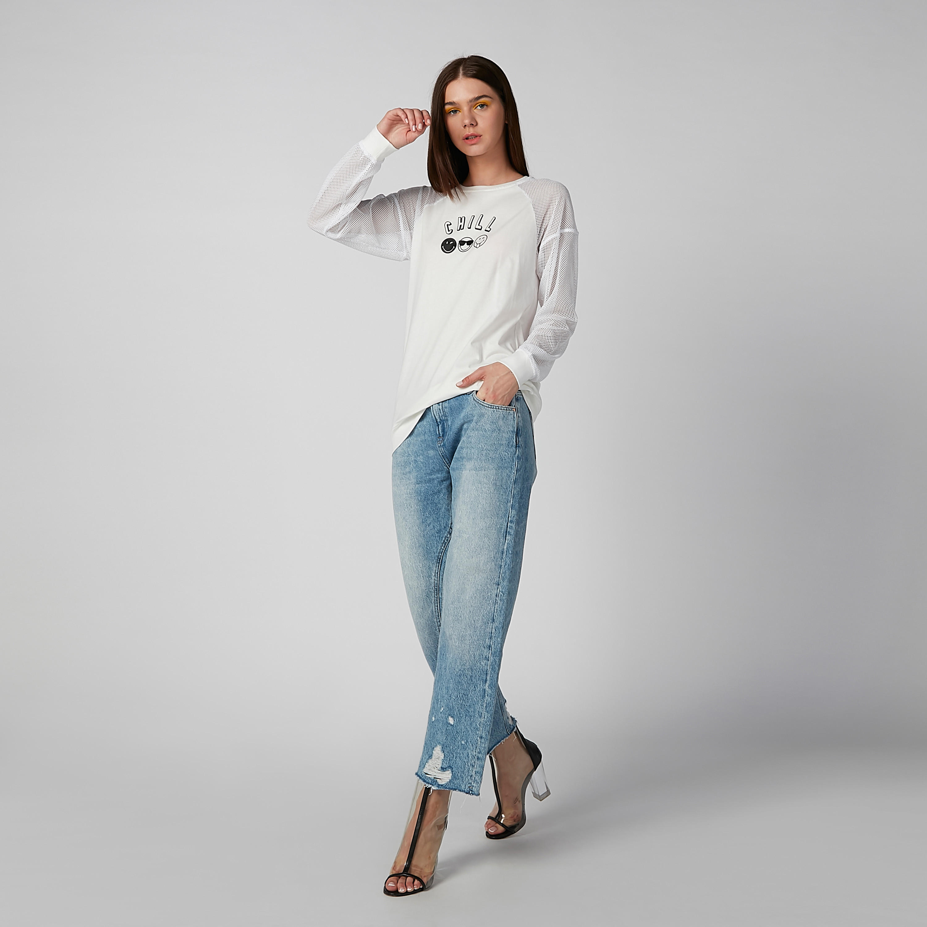 قميص بأكمام طويلة وتفاصيل شبكية وطبعات سمايلي وورلد-women-clothing-tshirts-image-5