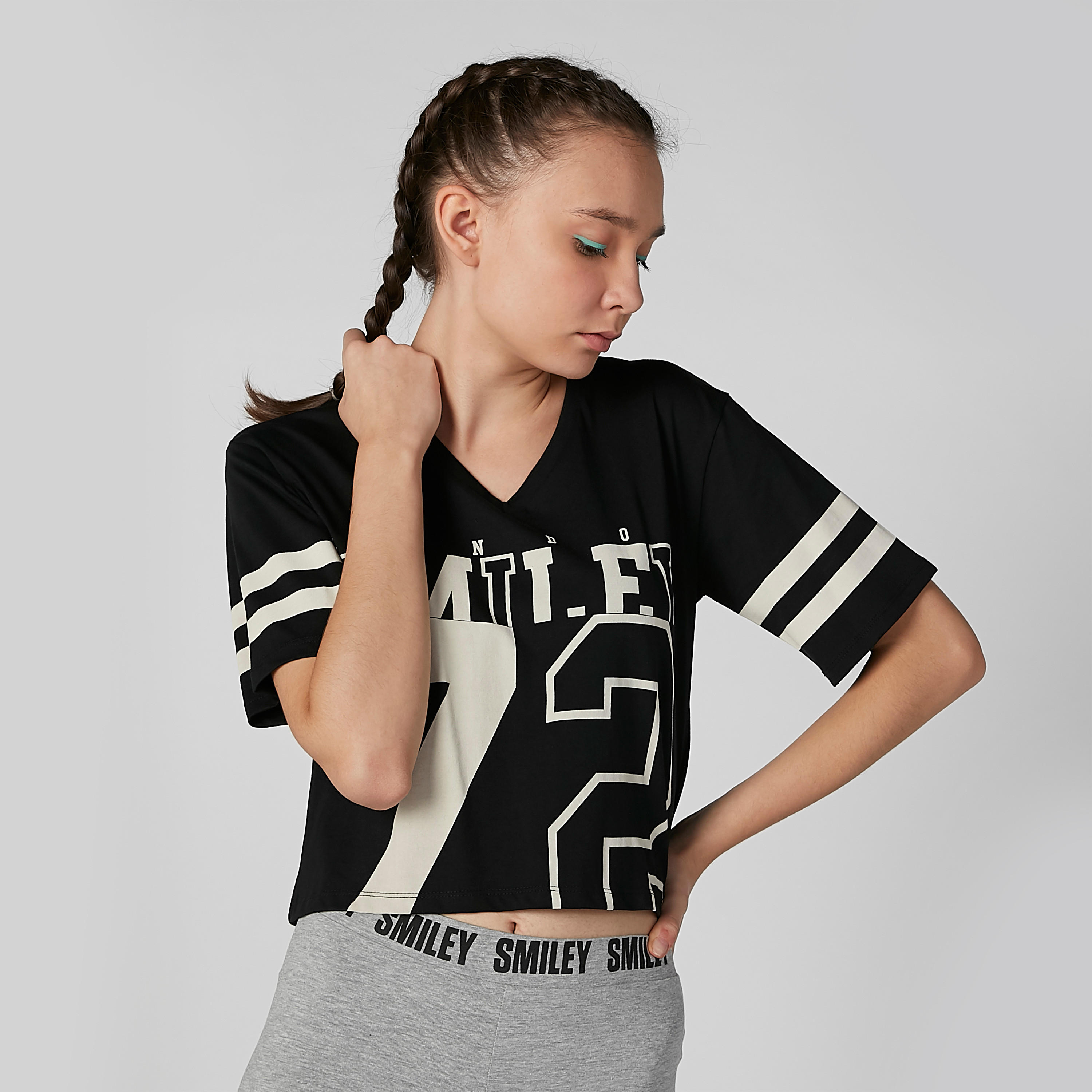تيشيرت بياقة V وأكمام قصيرة وطبعات سمايلي وورلد-women-clothing-tshirts-image-1