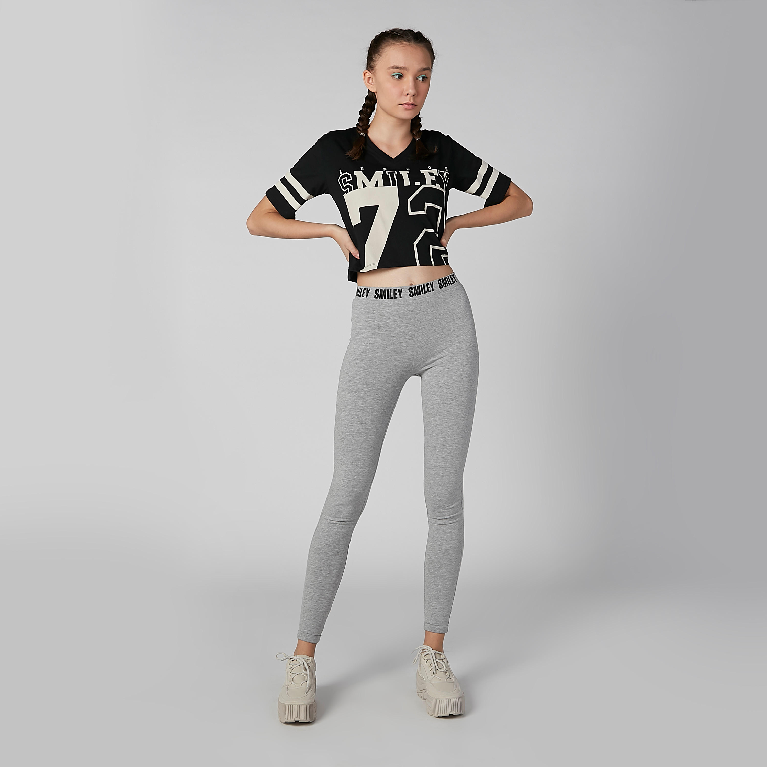تيشيرت بياقة V وأكمام قصيرة وطبعات سمايلي وورلد-women-clothing-tshirts-image-4