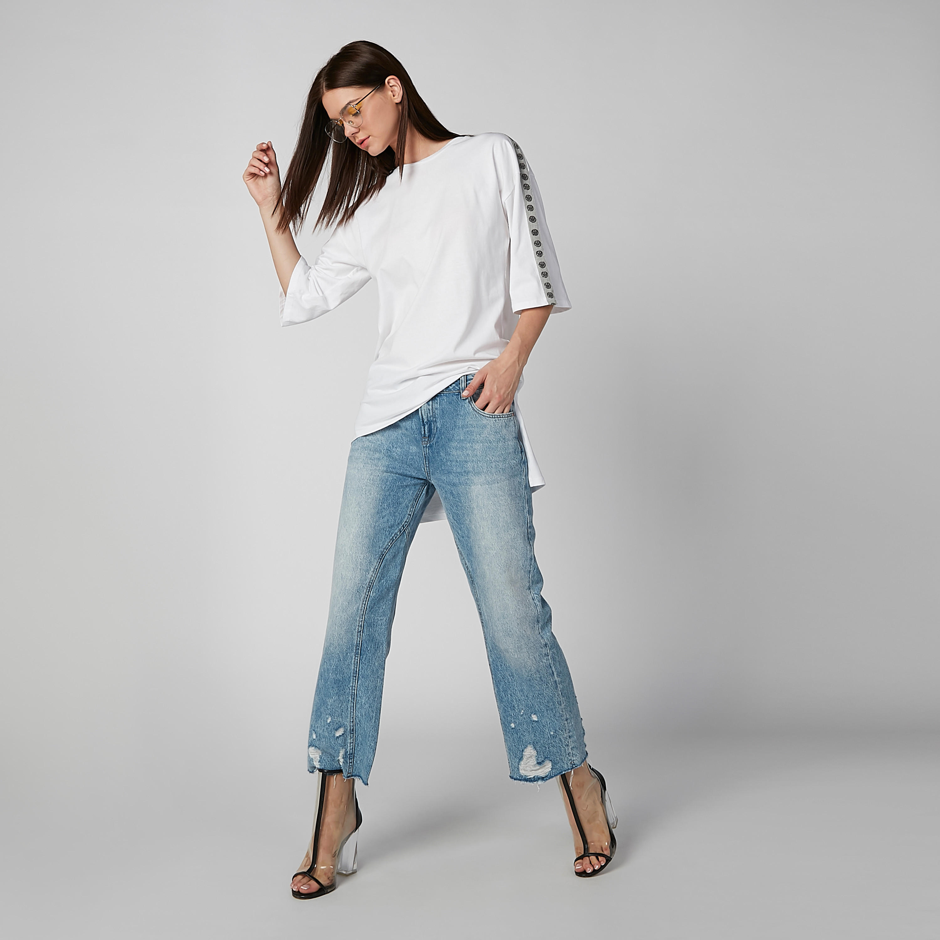 تيشيرت بحوّاف غير مستوية وشريطة سمايلي وورلد-women-clothing-tshirts-image-1