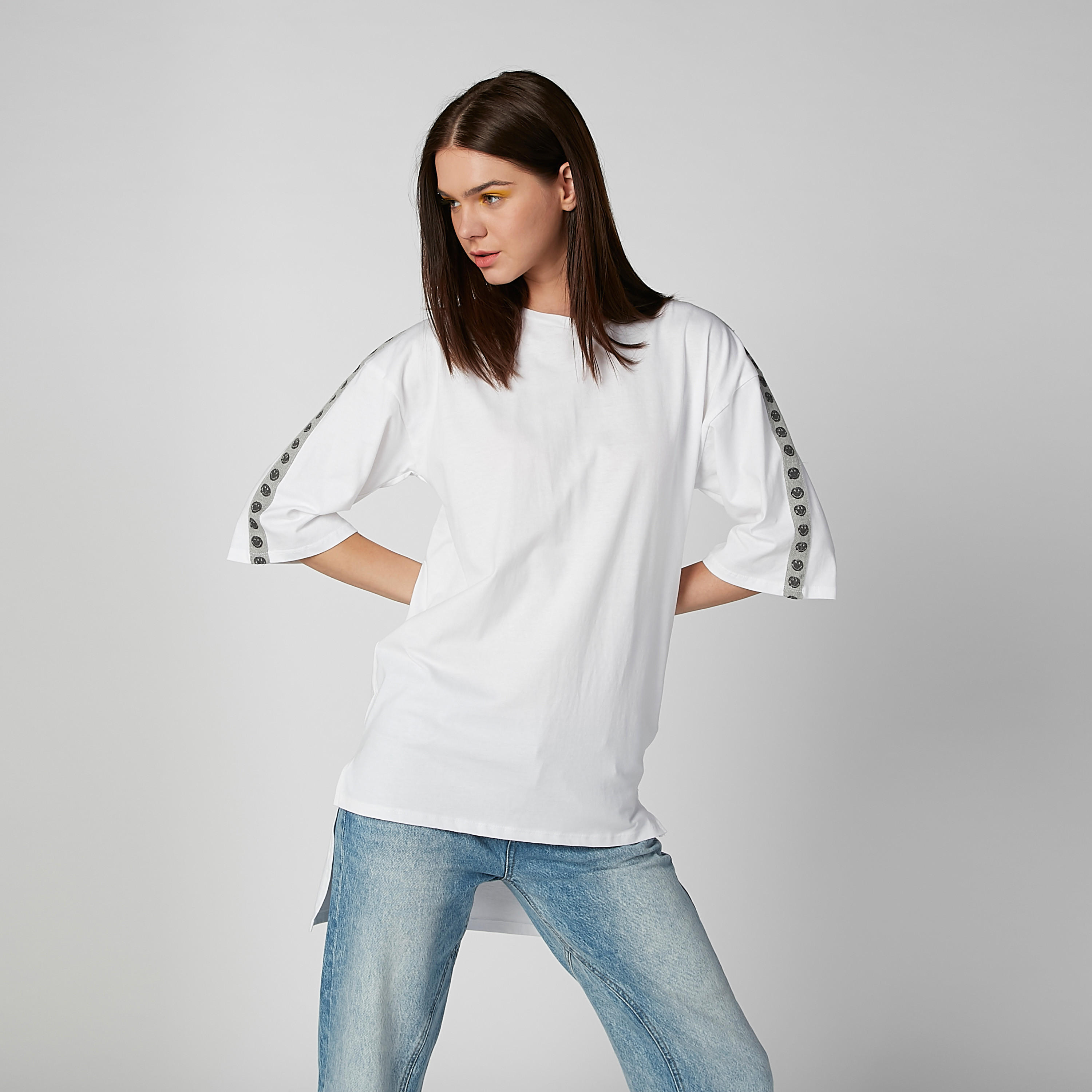 تيشيرت بحوّاف غير مستوية وشريطة سمايلي وورلد-women-clothing-tshirts-image-2