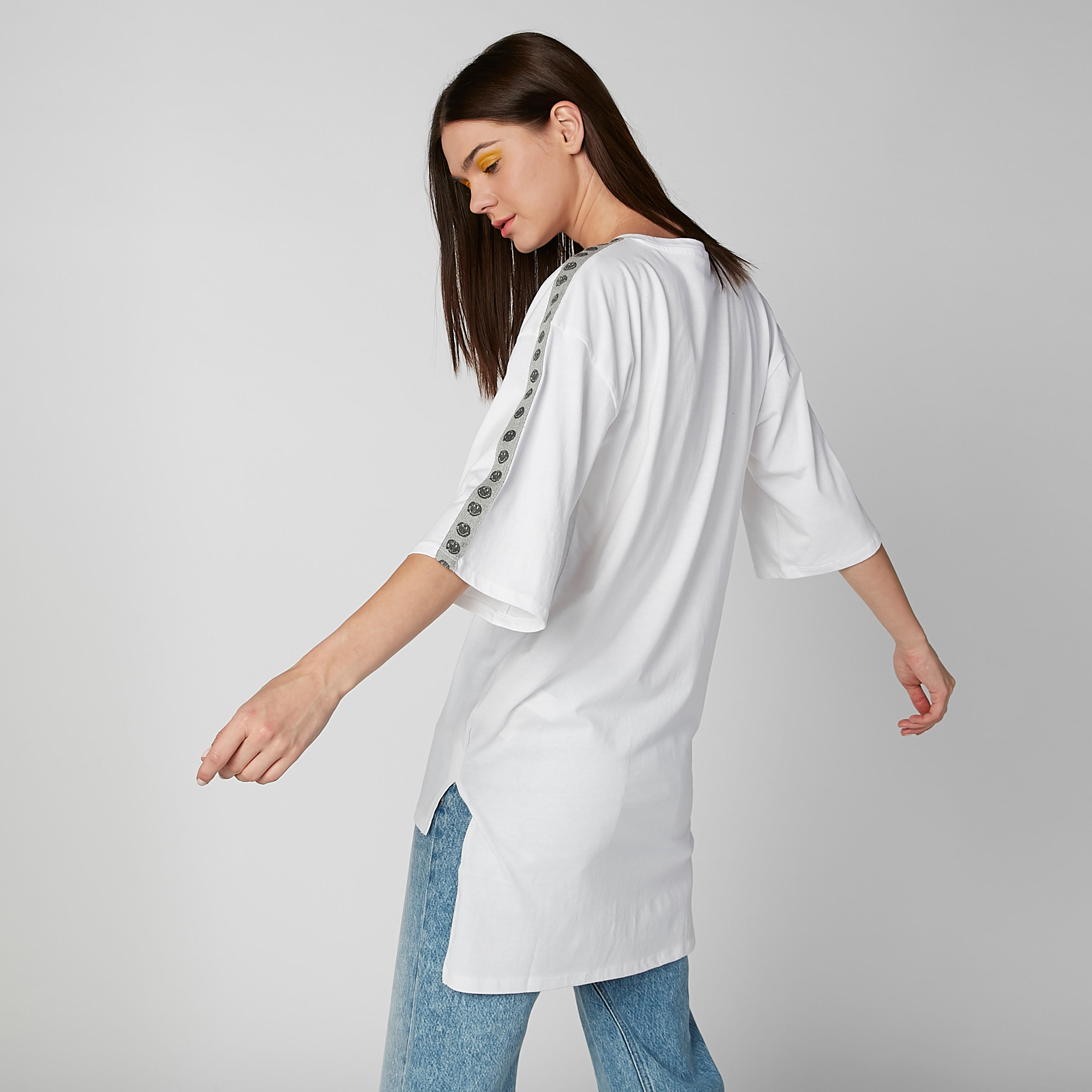 تيشيرت بحوّاف غير مستوية وشريطة سمايلي وورلد-women-clothing-tshirts-image-3