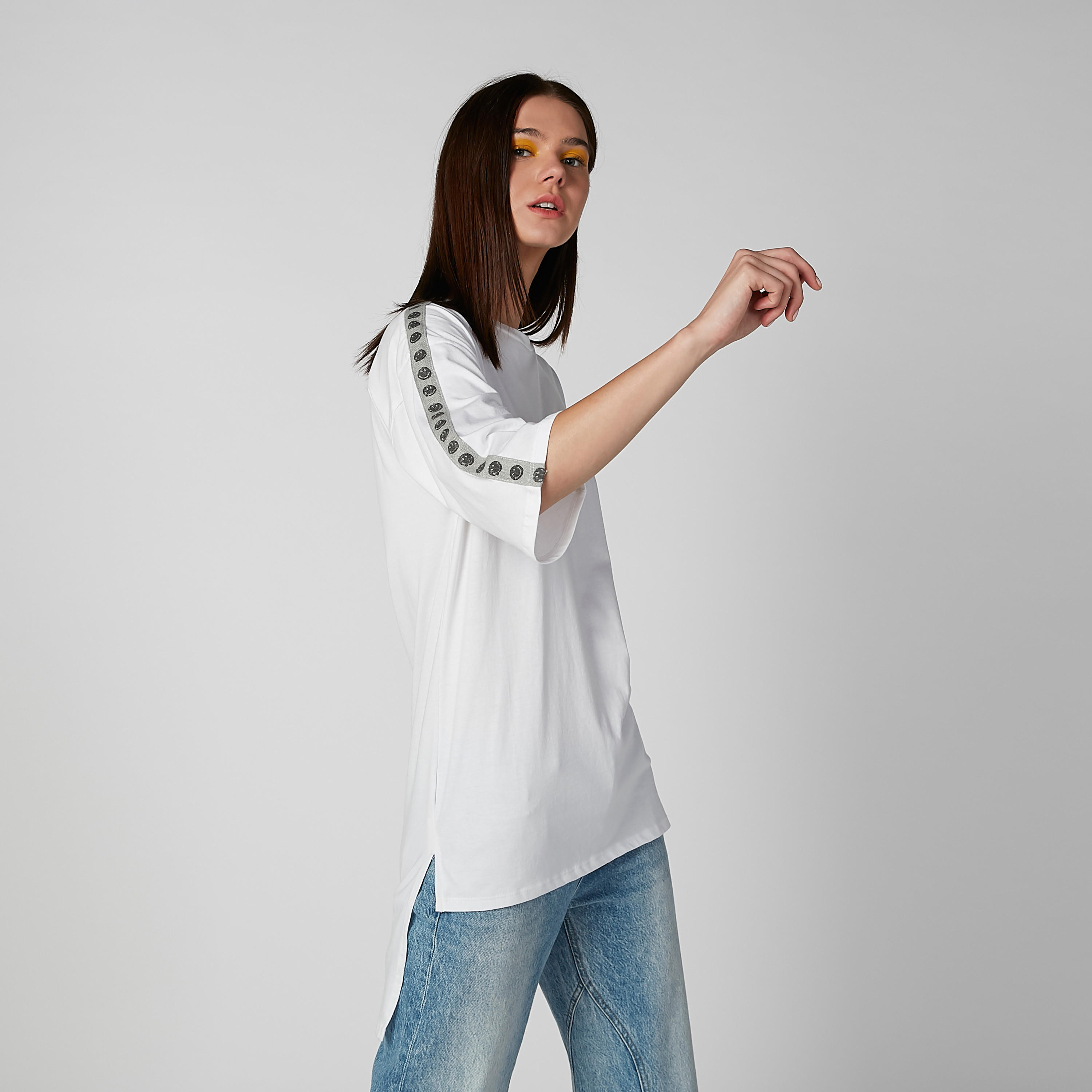 تيشيرت بحوّاف غير مستوية وشريطة سمايلي وورلد-women-clothing-tshirts-image-4