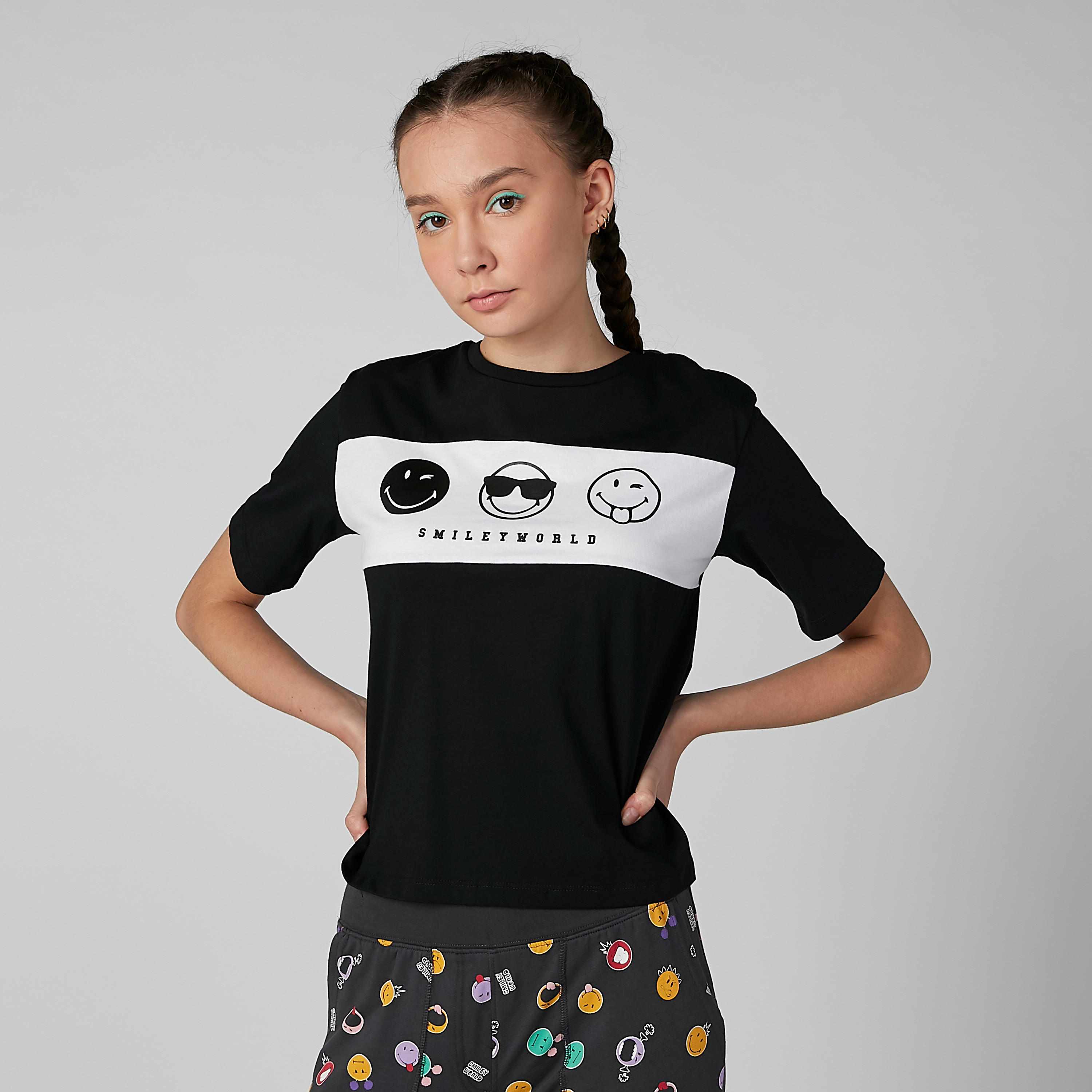 تيشيرت بياقة مستديرة وأكمام قصيرة وطبعات سمايلي وورلد-women-clothing-tshirts-image-1