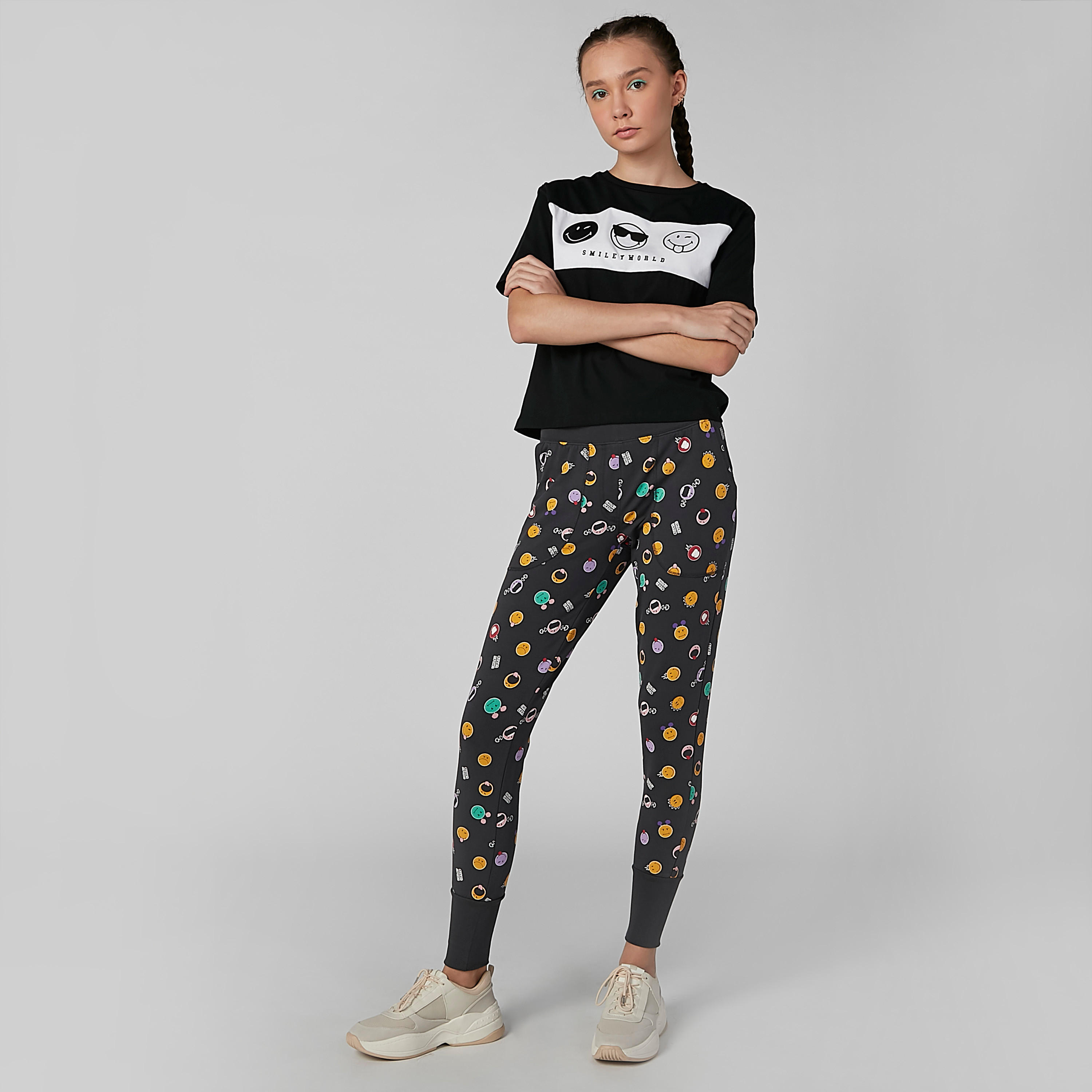 تيشيرت بياقة مستديرة وأكمام قصيرة وطبعات سمايلي وورلد-women-clothing-tshirts-image-2