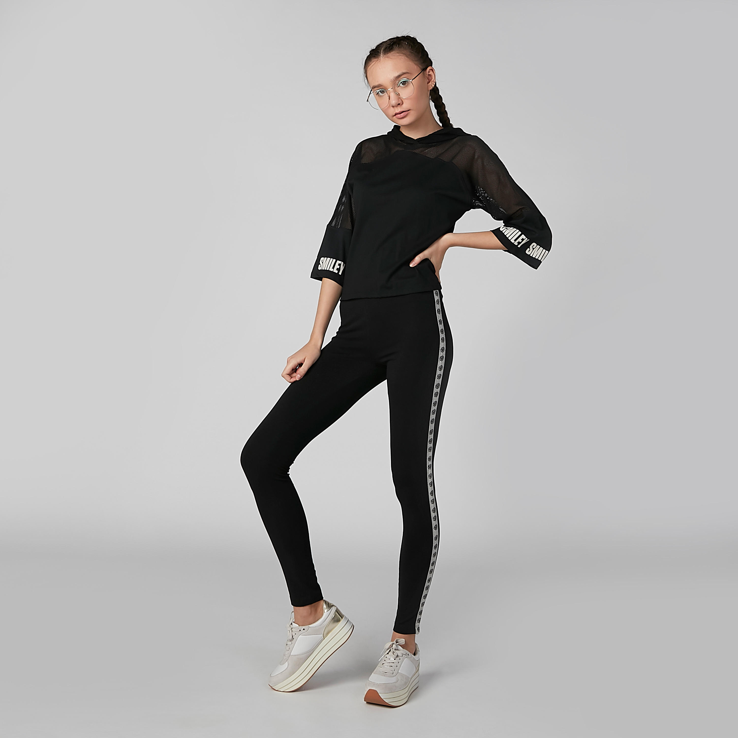 هودي بتفاصيل شبكية وطبعات سمايلي وورلد-women-winterwear-hoodiesandsweatshirts-hoodies-image-2