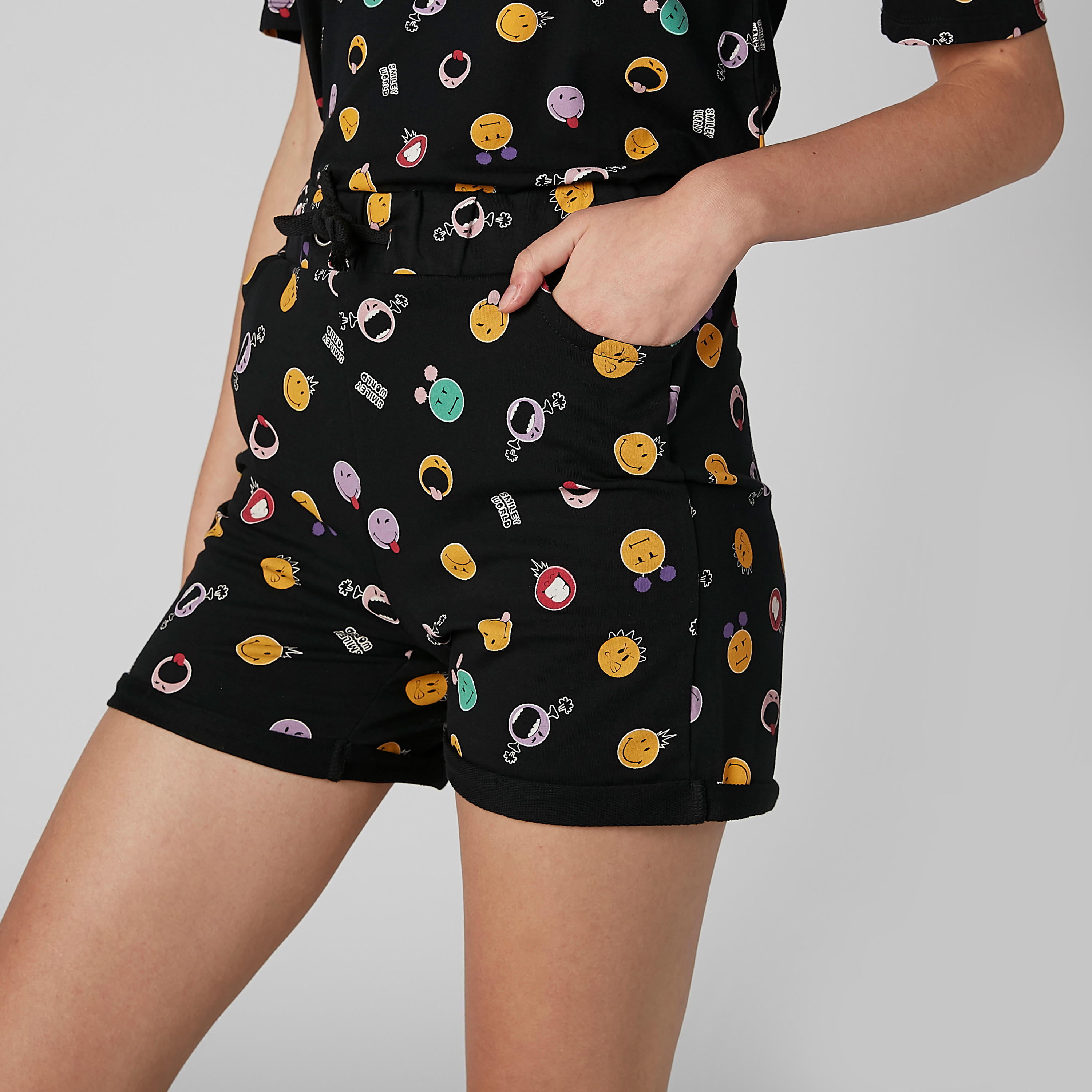 شورت برباط وجيوب وطبعات سمايلي وورلد-women-clothing-bottoms-shorts-image-1