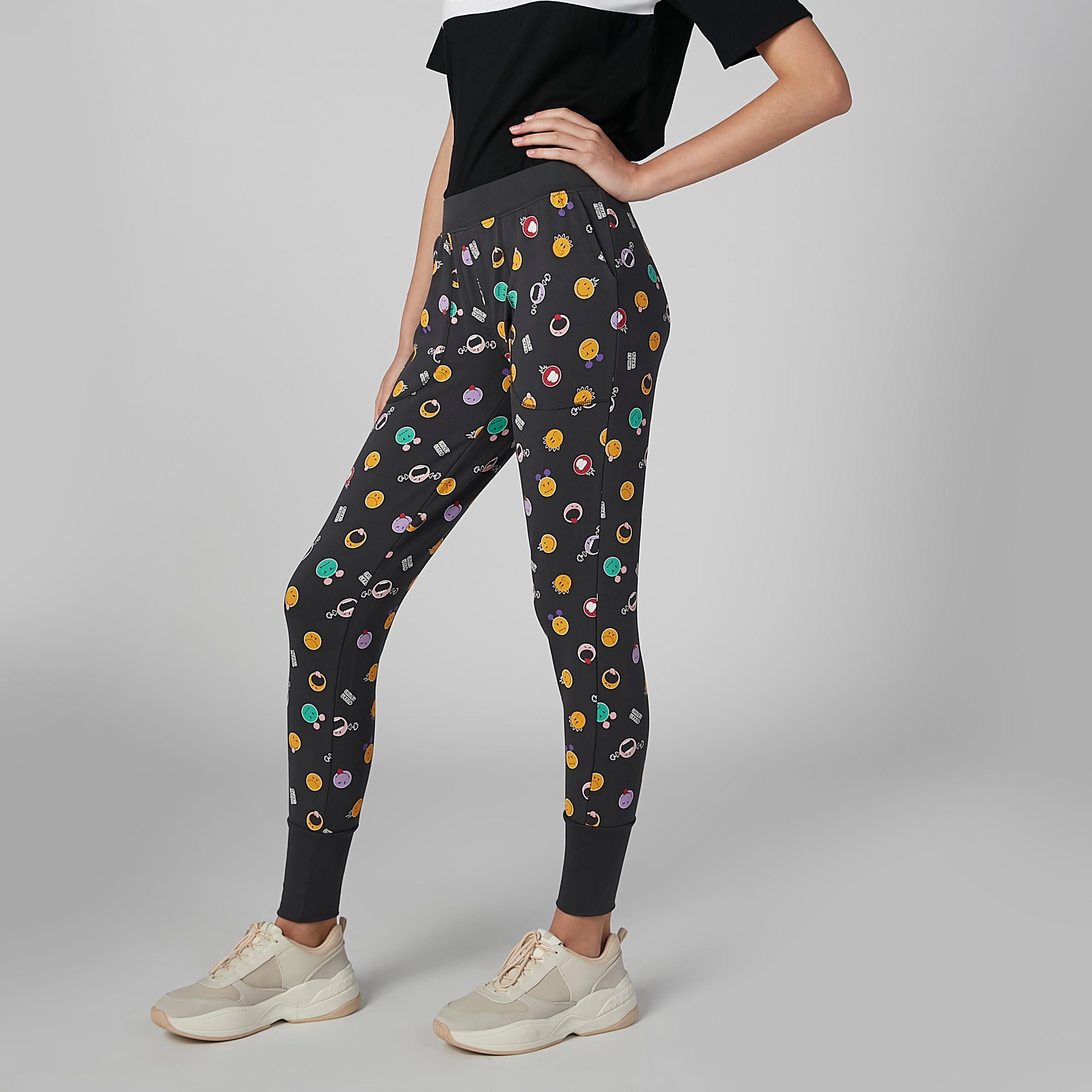 بنطال رياضي بجيوب وطبعات سمايلي وورلد-women-clothing-bottoms-joggers-image-1