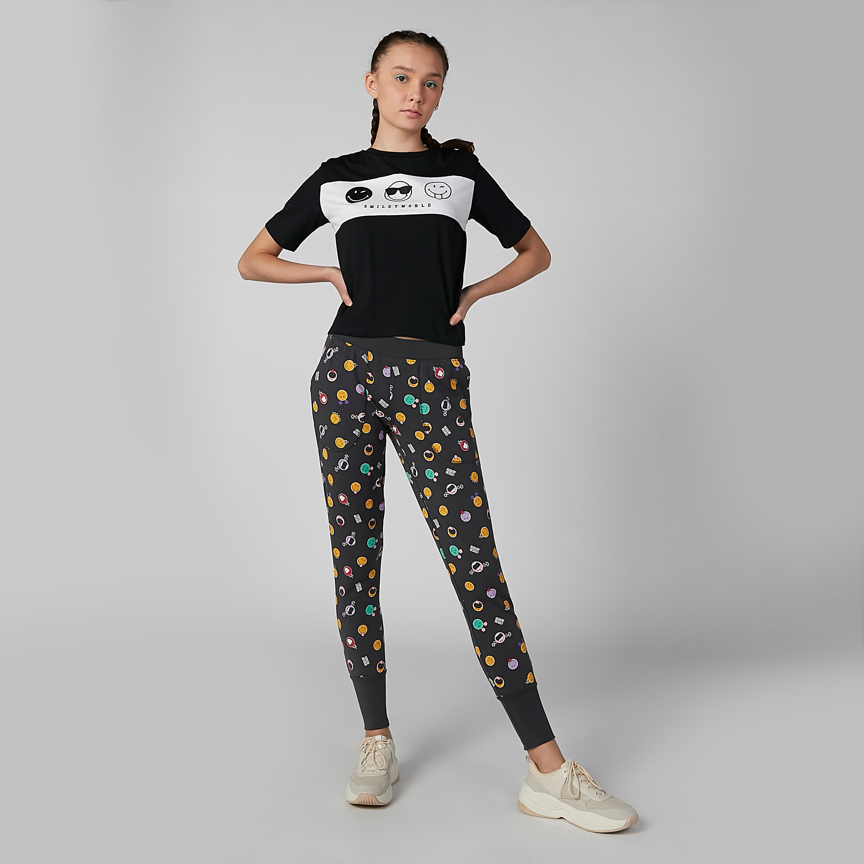 بنطال رياضي بجيوب وطبعات سمايلي وورلد-women-clothing-bottoms-joggers-image-2