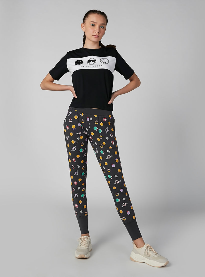 بنطال رياضي بجيوب وطبعات سمايلي وورلد-women-clothing-bottoms-joggers-image-2