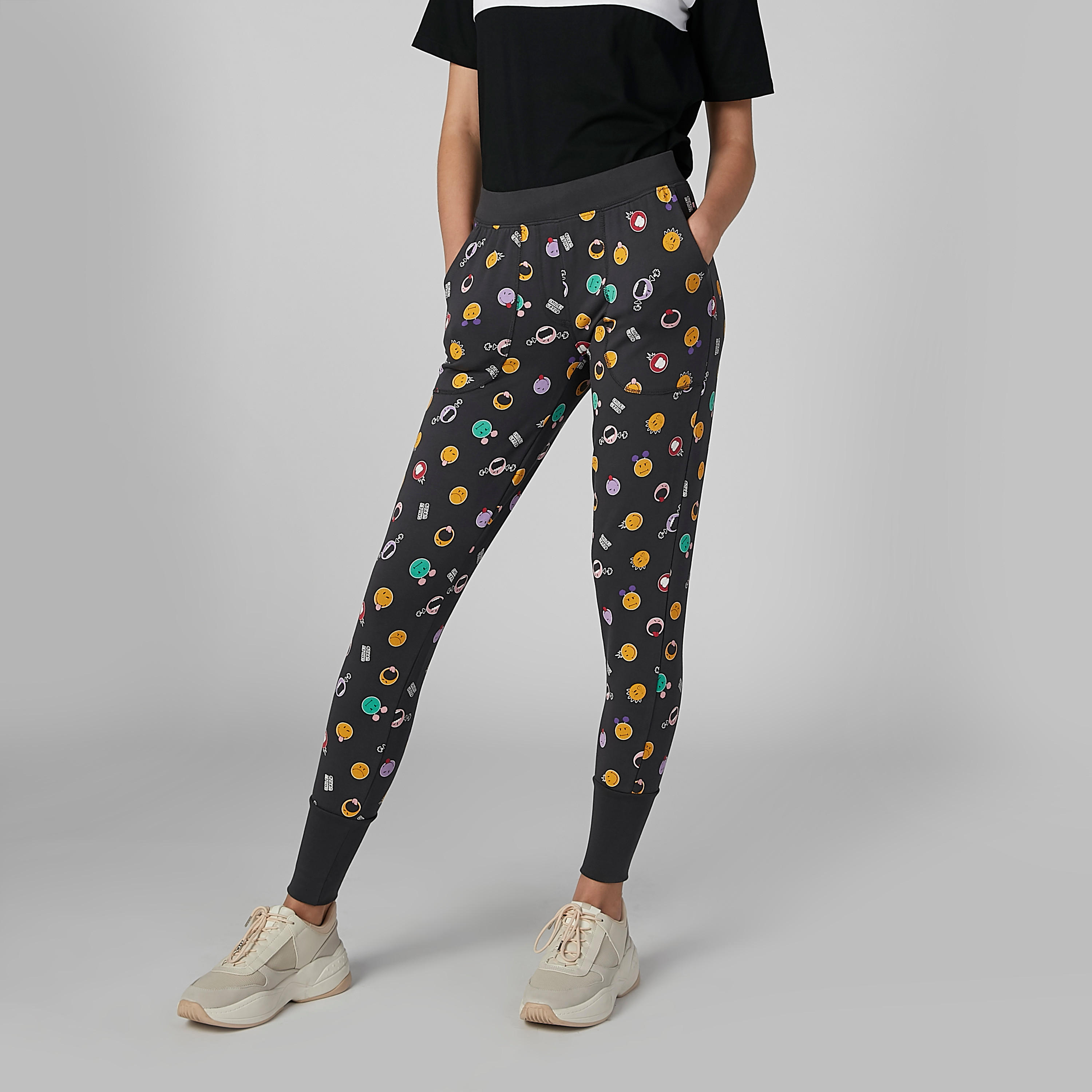 بنطال رياضي بجيوب وطبعات سمايلي وورلد-women-clothing-bottoms-joggers-image-3