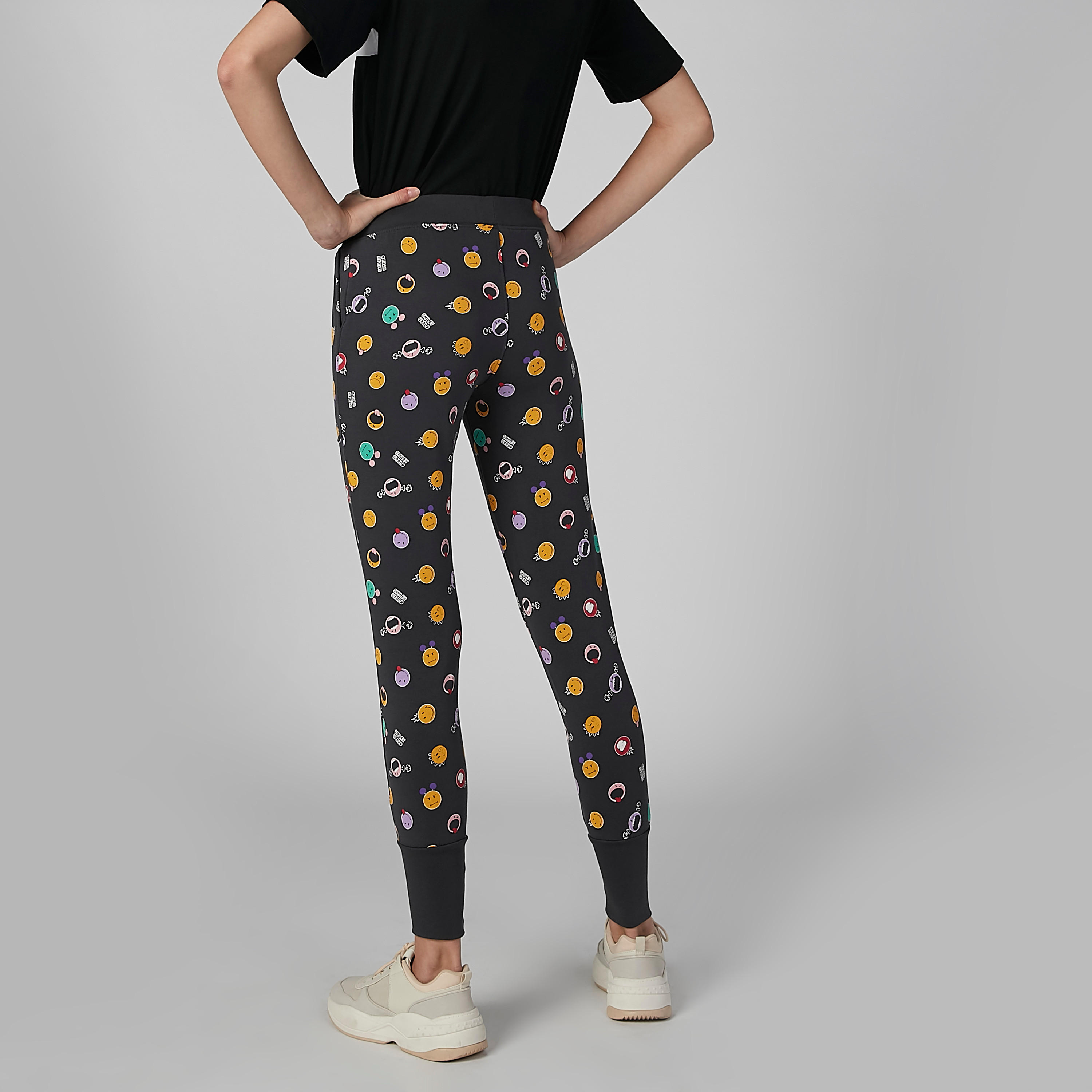 بنطال رياضي بجيوب وطبعات سمايلي وورلد-women-clothing-bottoms-joggers-image-4