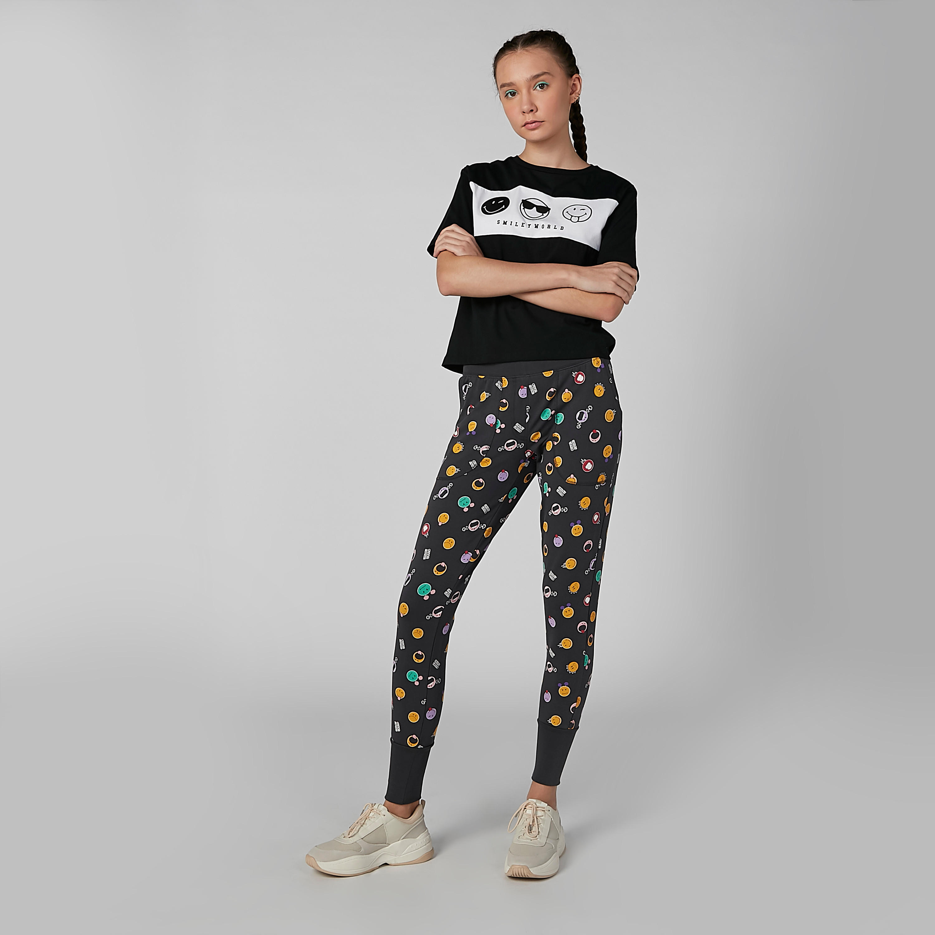 بنطال رياضي بجيوب وطبعات سمايلي وورلد-women-clothing-bottoms-joggers-image-5