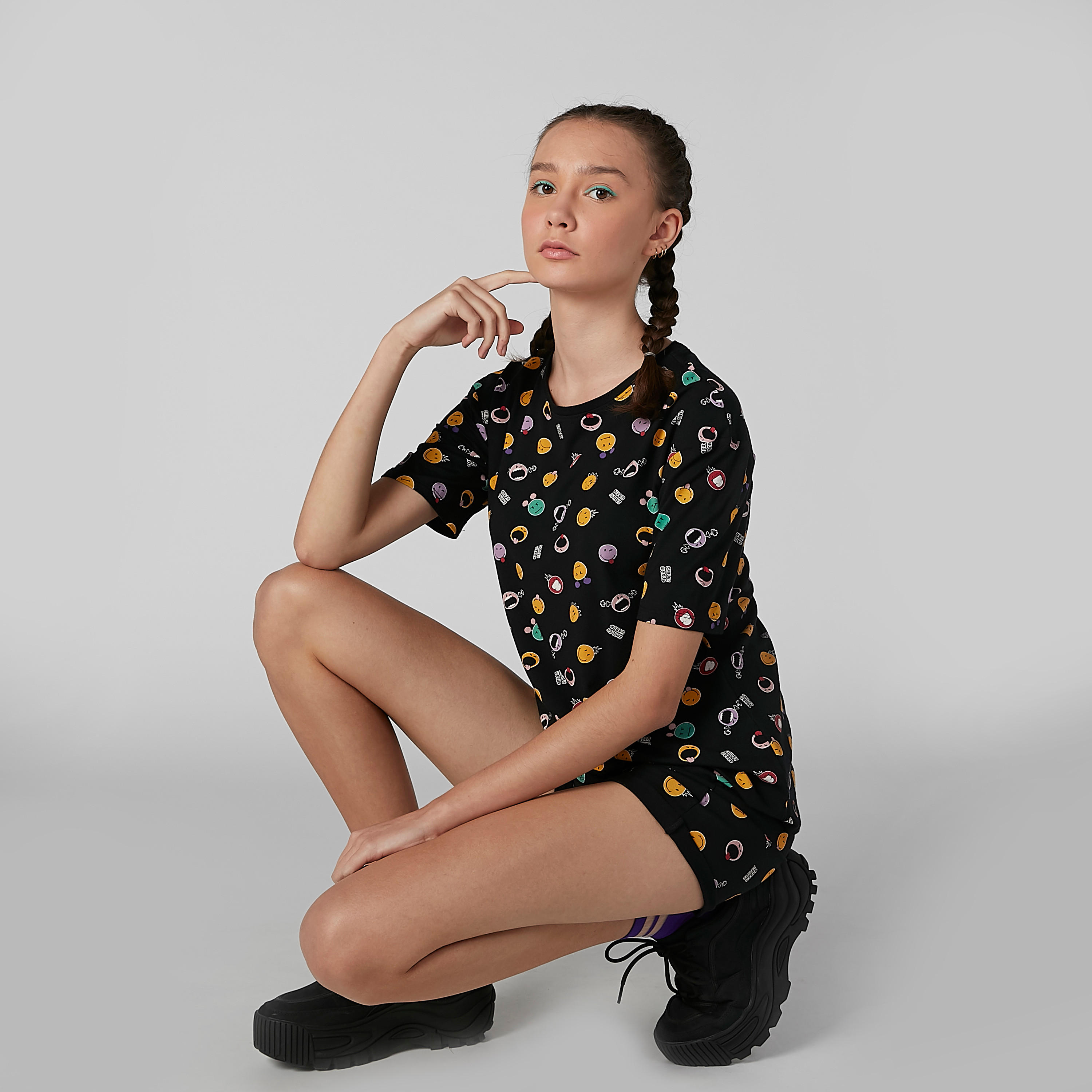 تيشيرت بأكمام قصيرة وياقة مستديرة وطبعات سمايلي وورلد-women-clothing-tshirts-image-1