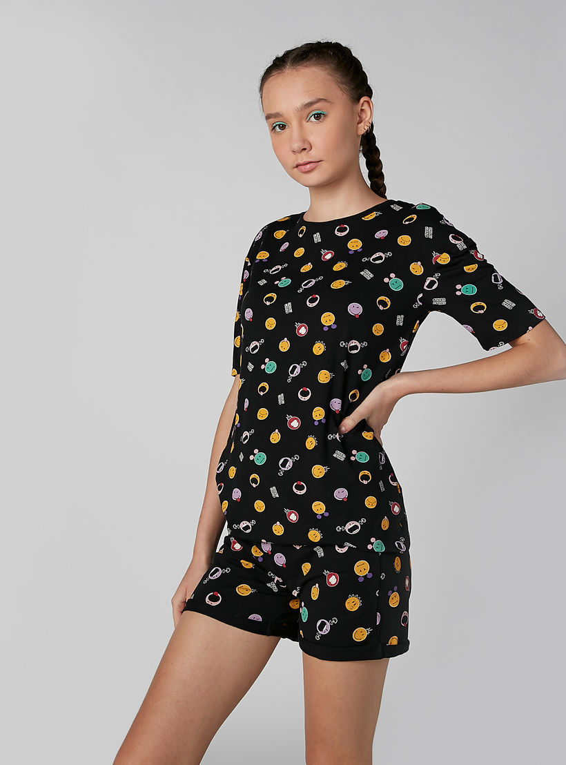 تيشيرت بأكمام قصيرة وياقة مستديرة وطبعات سمايلي وورلد-women-clothing-tshirts-image-2