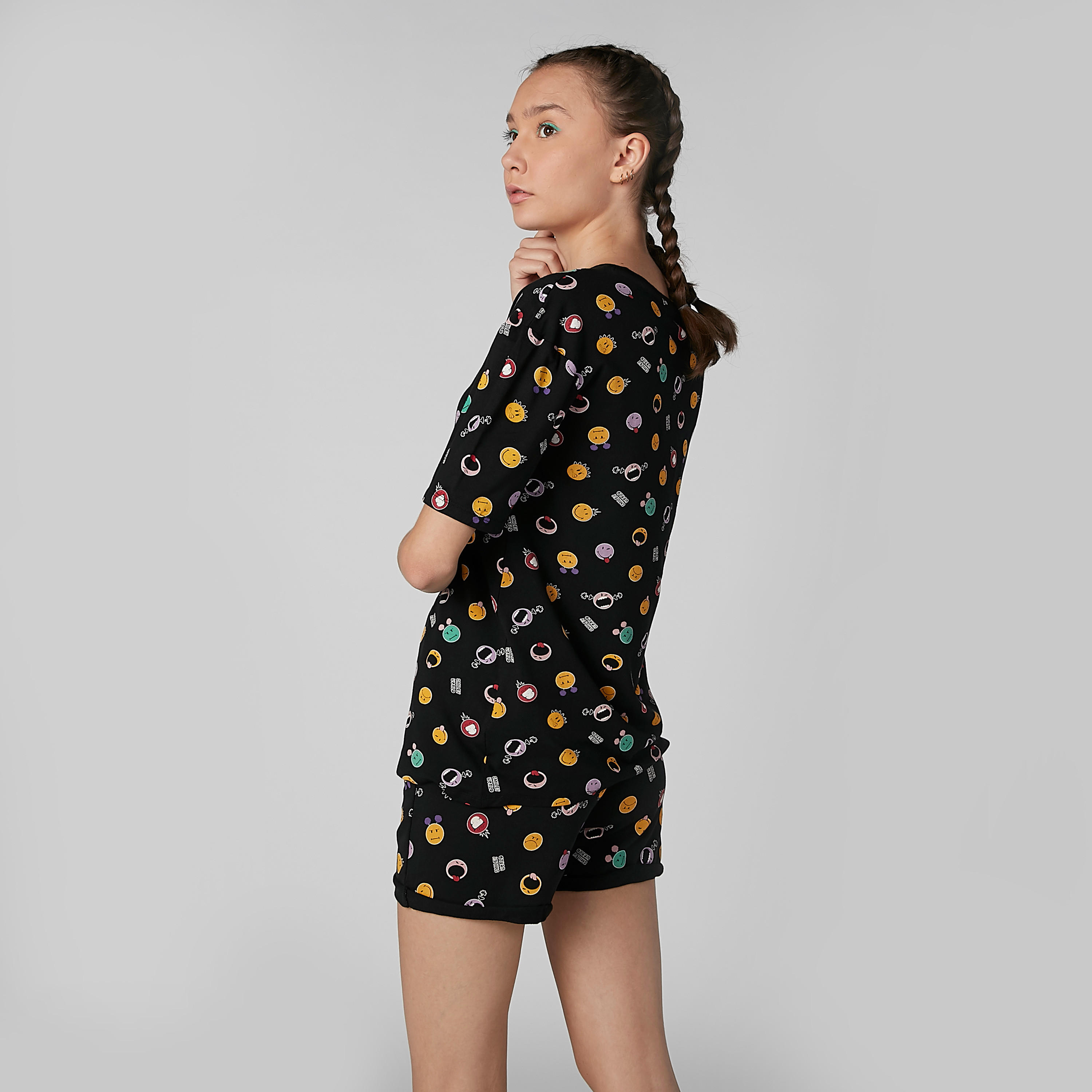 تيشيرت بأكمام قصيرة وياقة مستديرة وطبعات سمايلي وورلد-women-clothing-tshirts-image-4