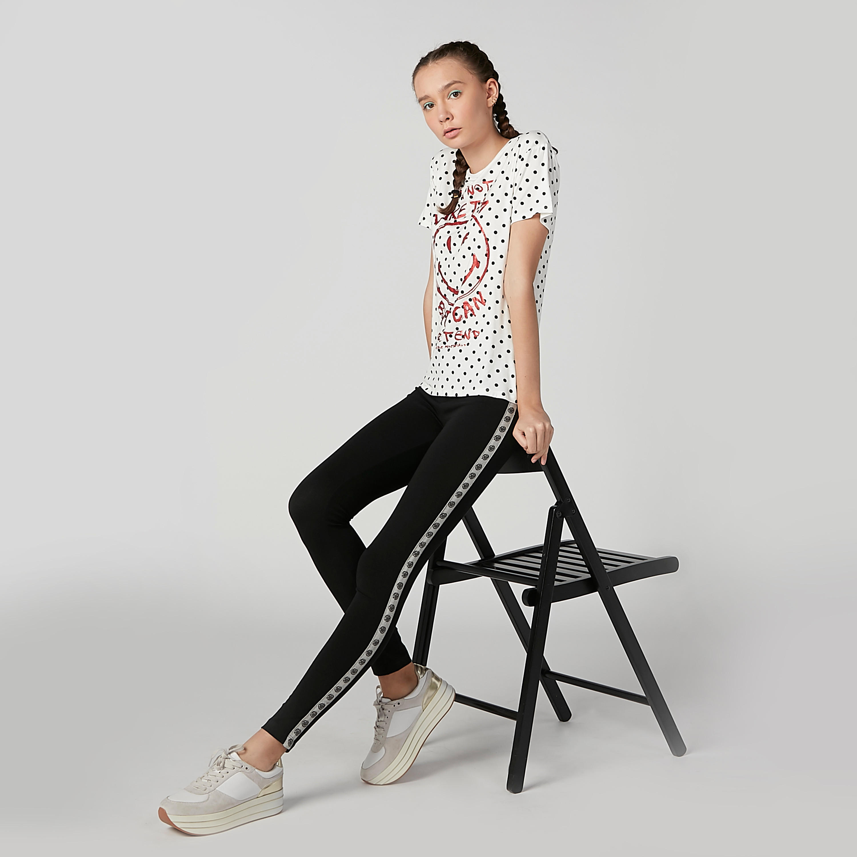 تيشيرت بأكمام قصيرة وياقة مستديرة وطبعات سمايلي وورلد-women-clothing-tshirts-image-1