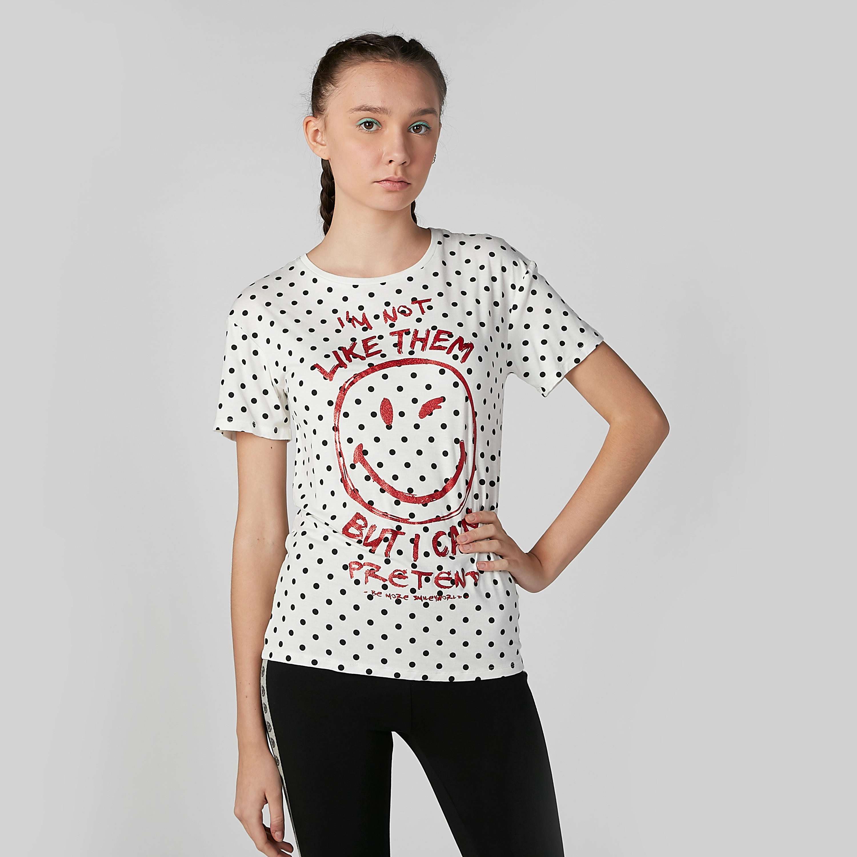 تيشيرت بأكمام قصيرة وياقة مستديرة وطبعات سمايلي وورلد-women-clothing-tshirts-image-2