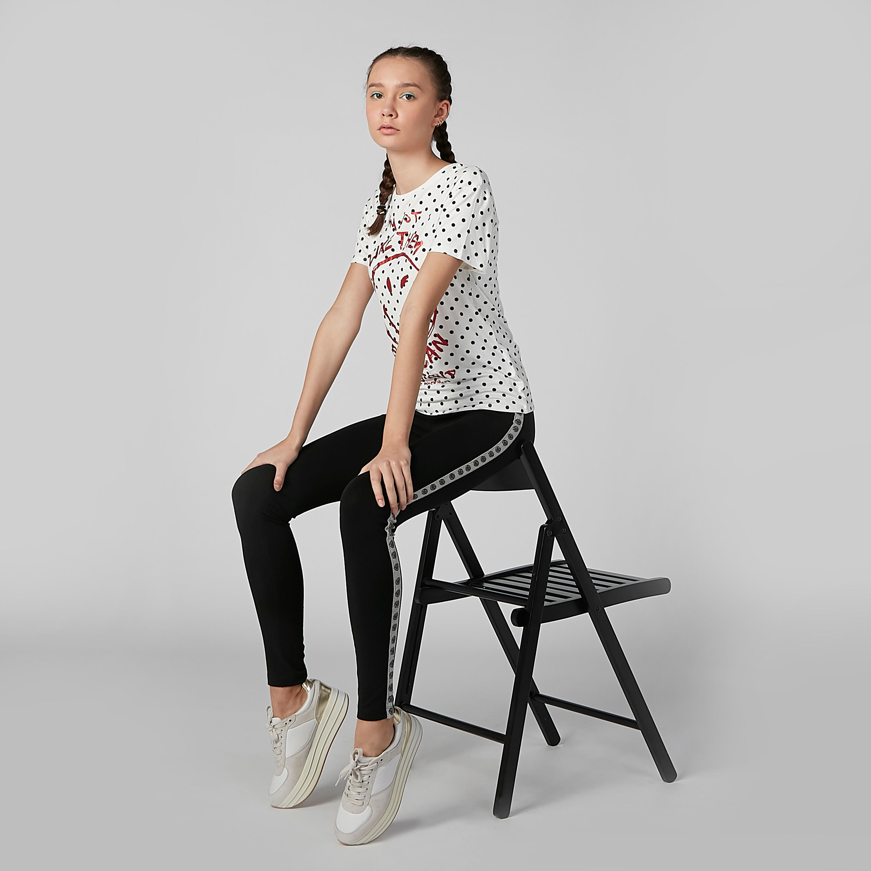 تيشيرت بأكمام قصيرة وياقة مستديرة وطبعات سمايلي وورلد-women-clothing-tshirts-image-3