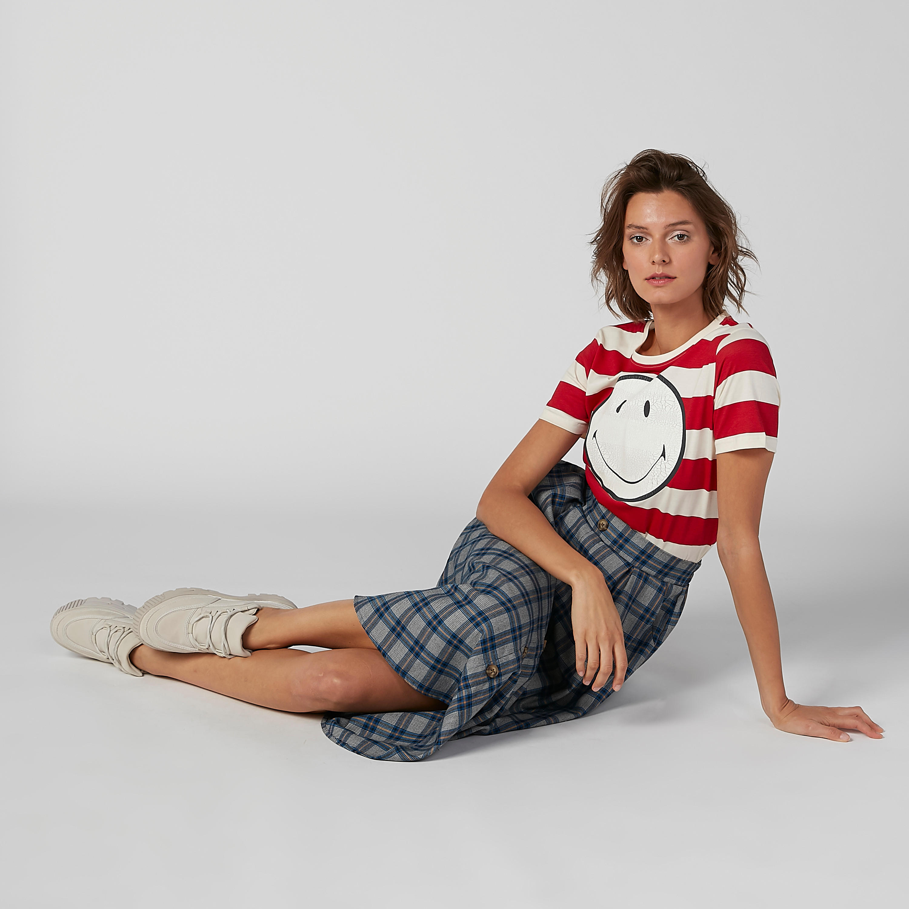 تيشيرت مقلّم بياقة مستديرة وأكمام قصيرة من سمايلي وورلد-women-clothing-shirtsandblouses-shirts-image-4