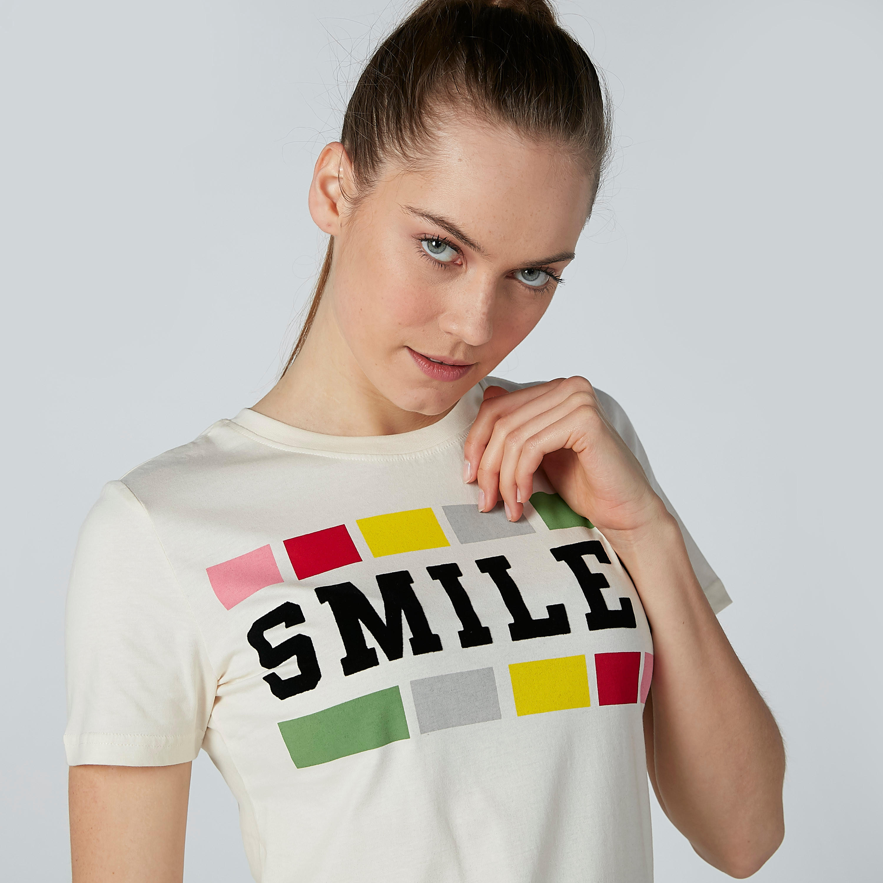 تيشيرت بأكمام قصيرة وياقة مستديرة وطبعات سمايلي وورلد-women-clothing-tshirts-image-2