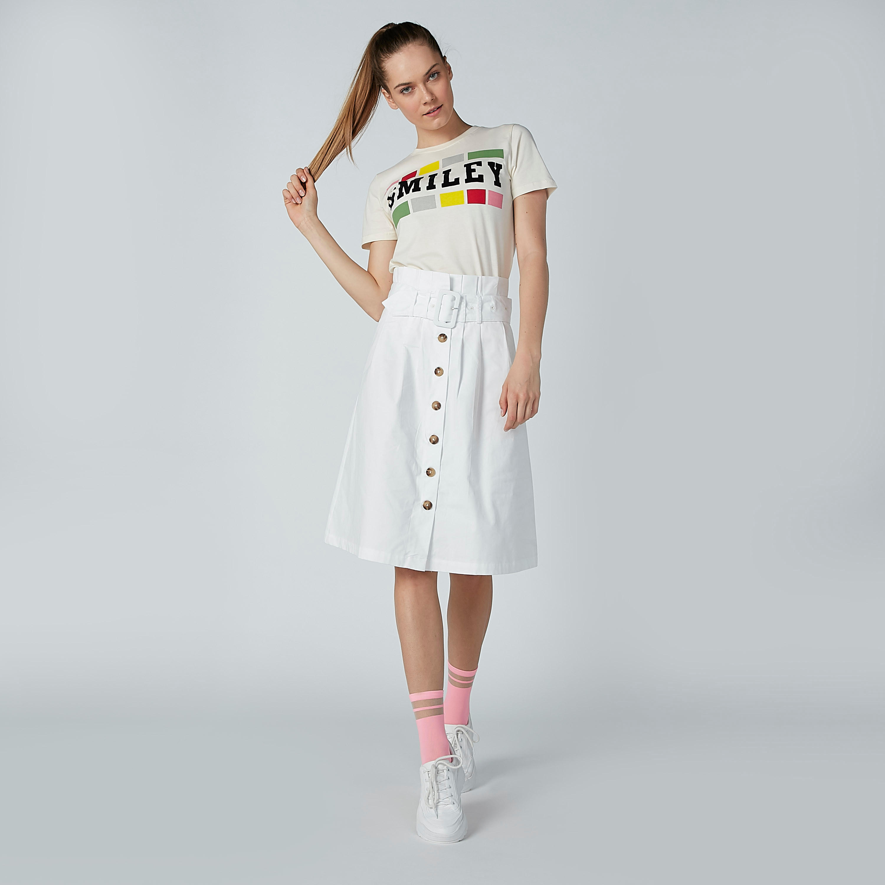 تيشيرت بأكمام قصيرة وياقة مستديرة وطبعات سمايلي وورلد-women-clothing-tshirts-image-3