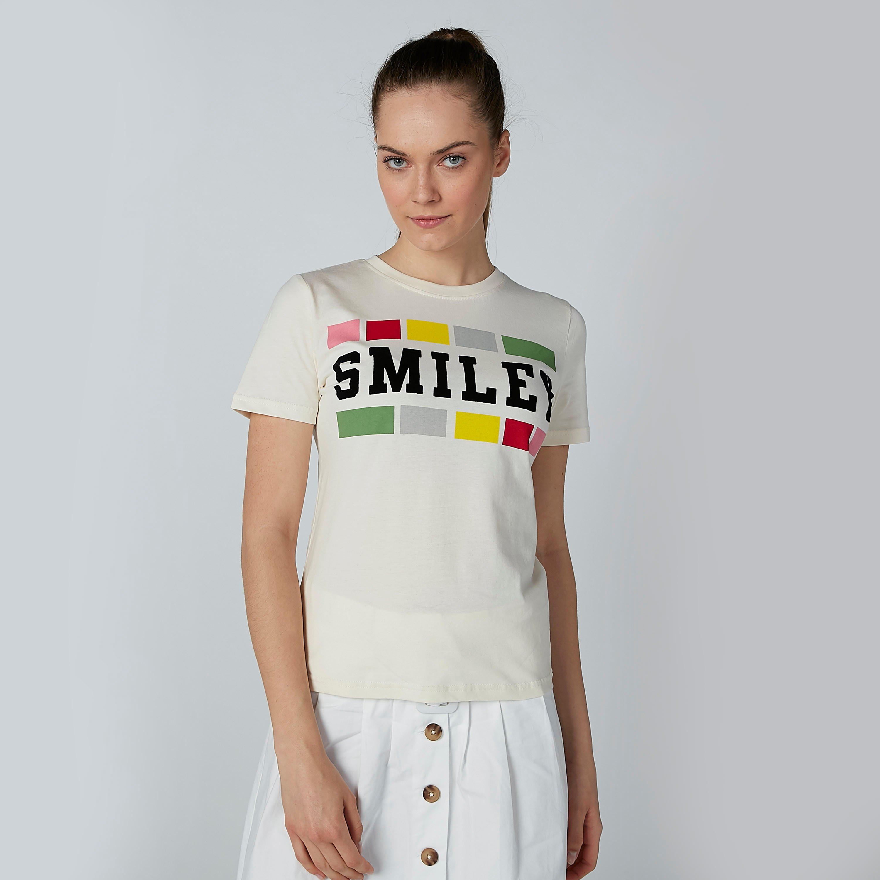 تيشيرت بأكمام قصيرة وياقة مستديرة وطبعات سمايلي وورلد-women-clothing-tshirts-image-1