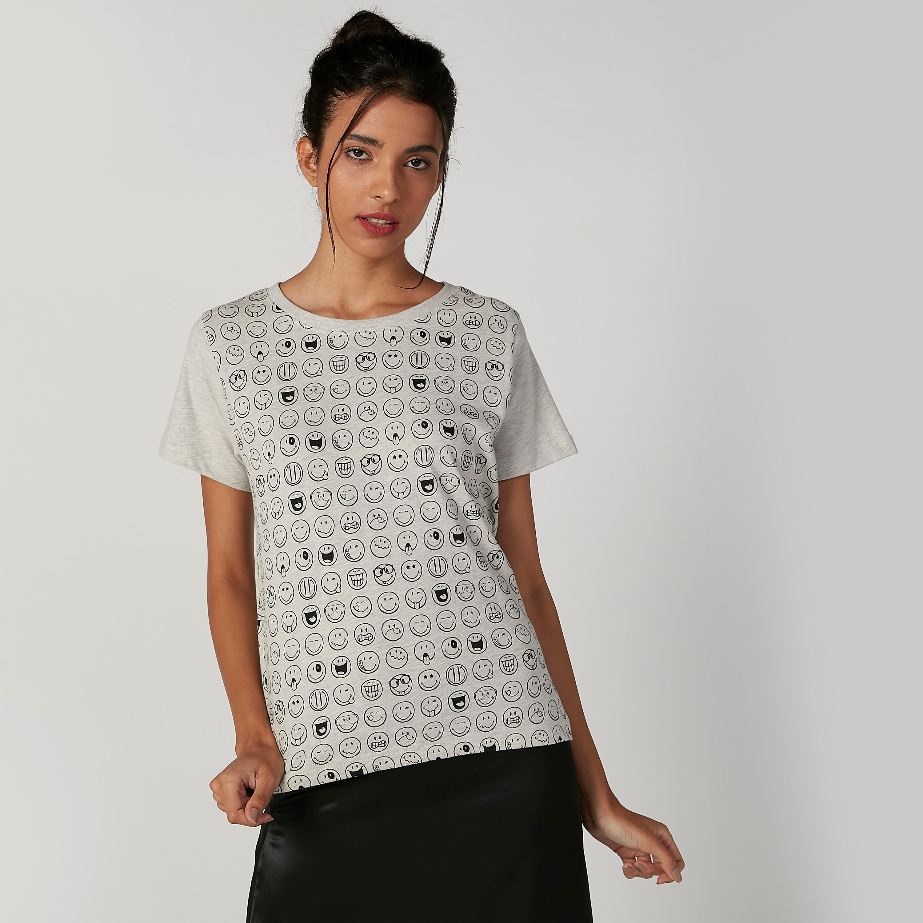 تيشيرت مستدام بياقة مستديرة وطبعات سمايلي وورلد -women-clothing-tshirts-image-1