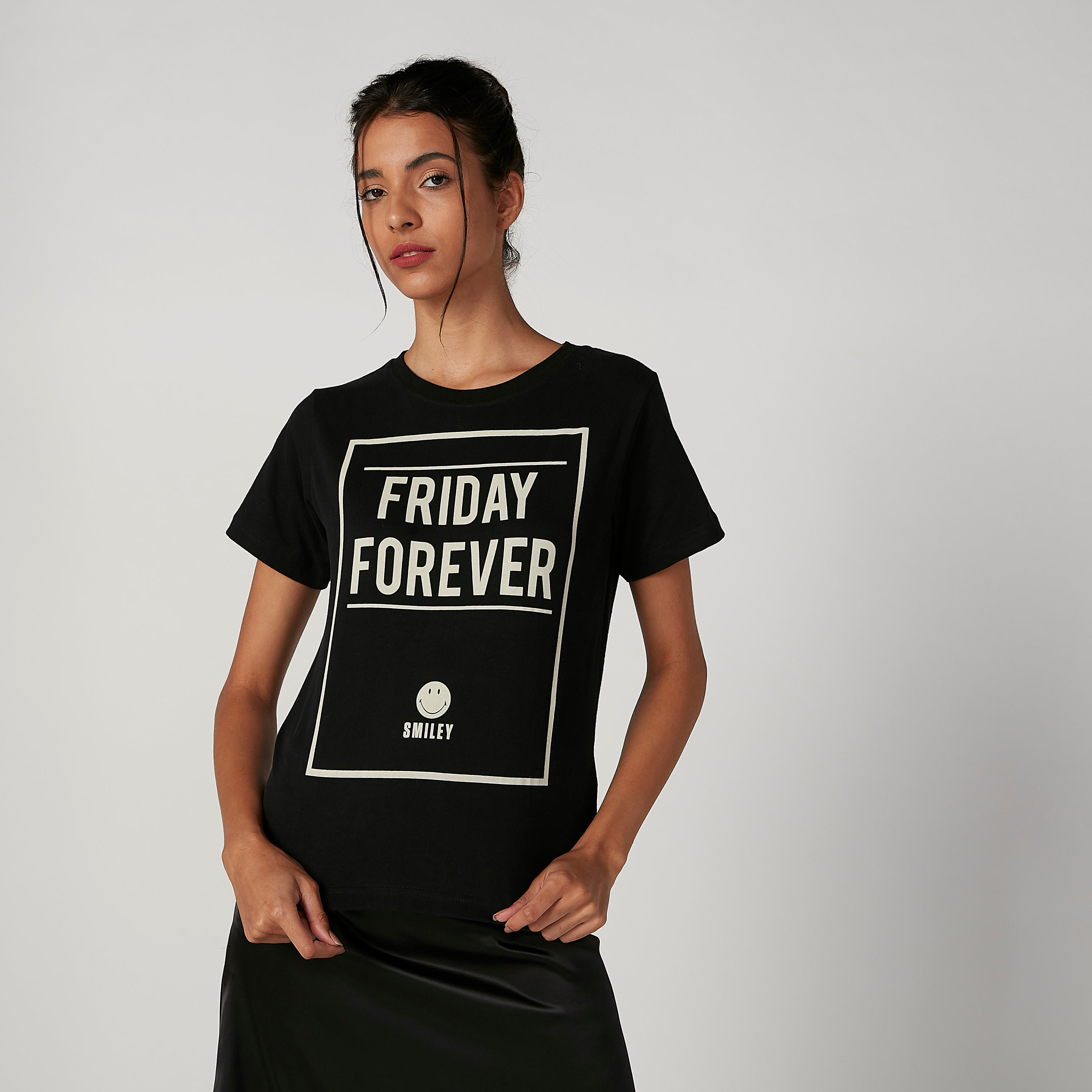 تيشيرت مستدام بياقة مستديرة وطبعات سمايلي وورلد-women-clothing-tshirts-image-1