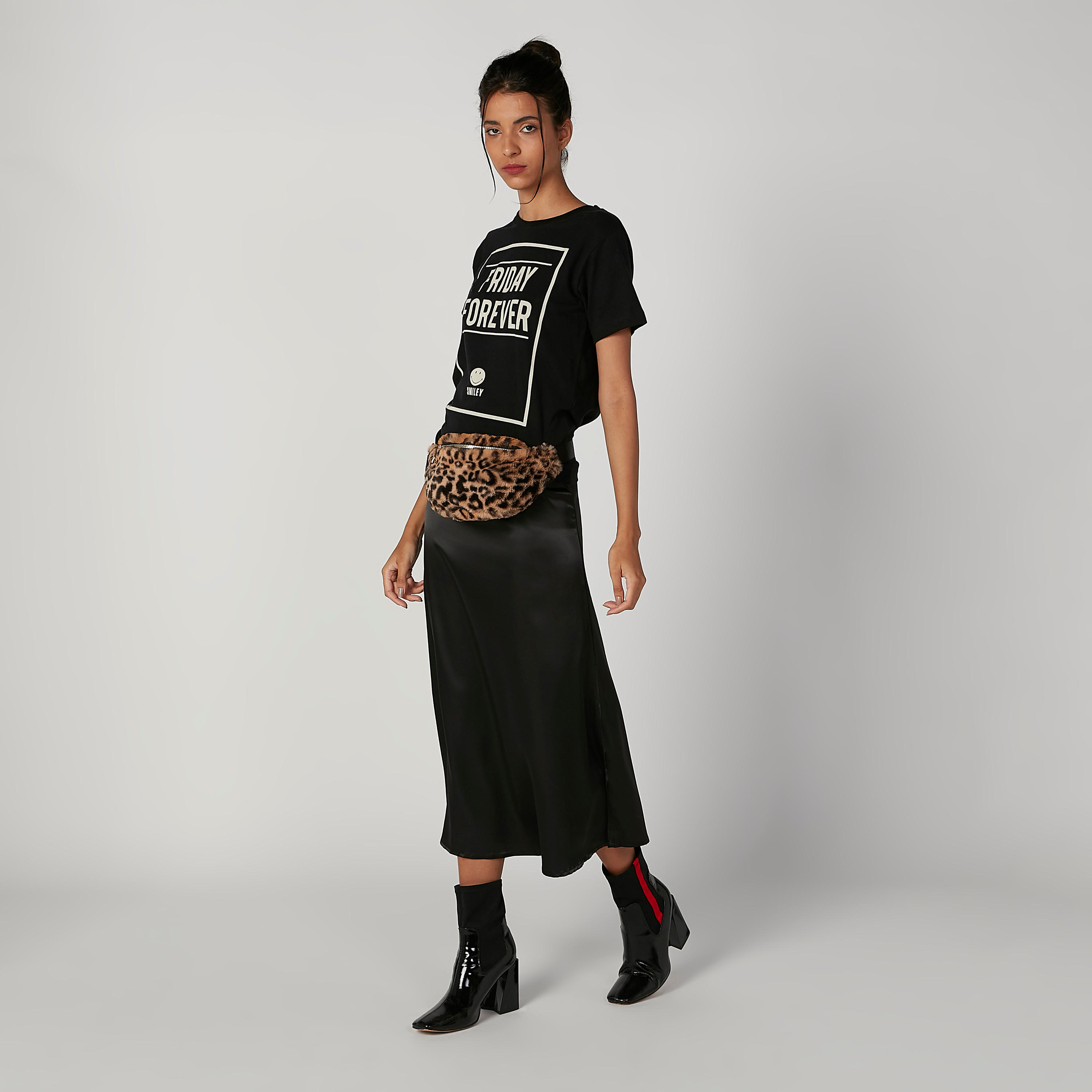 تيشيرت مستدام بياقة مستديرة وطبعات سمايلي وورلد-women-clothing-tshirts-image-3