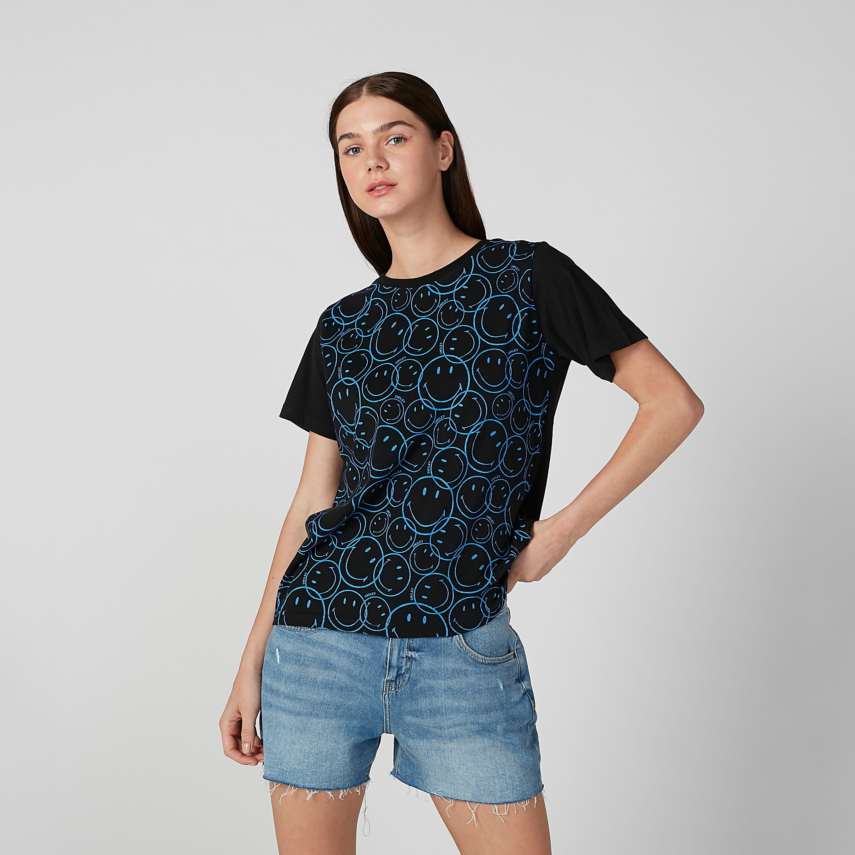 تيشيرت مستدام بياقة ضيّقة وطبعات سمايلي وورلد -women-clothing-tshirts-image-1