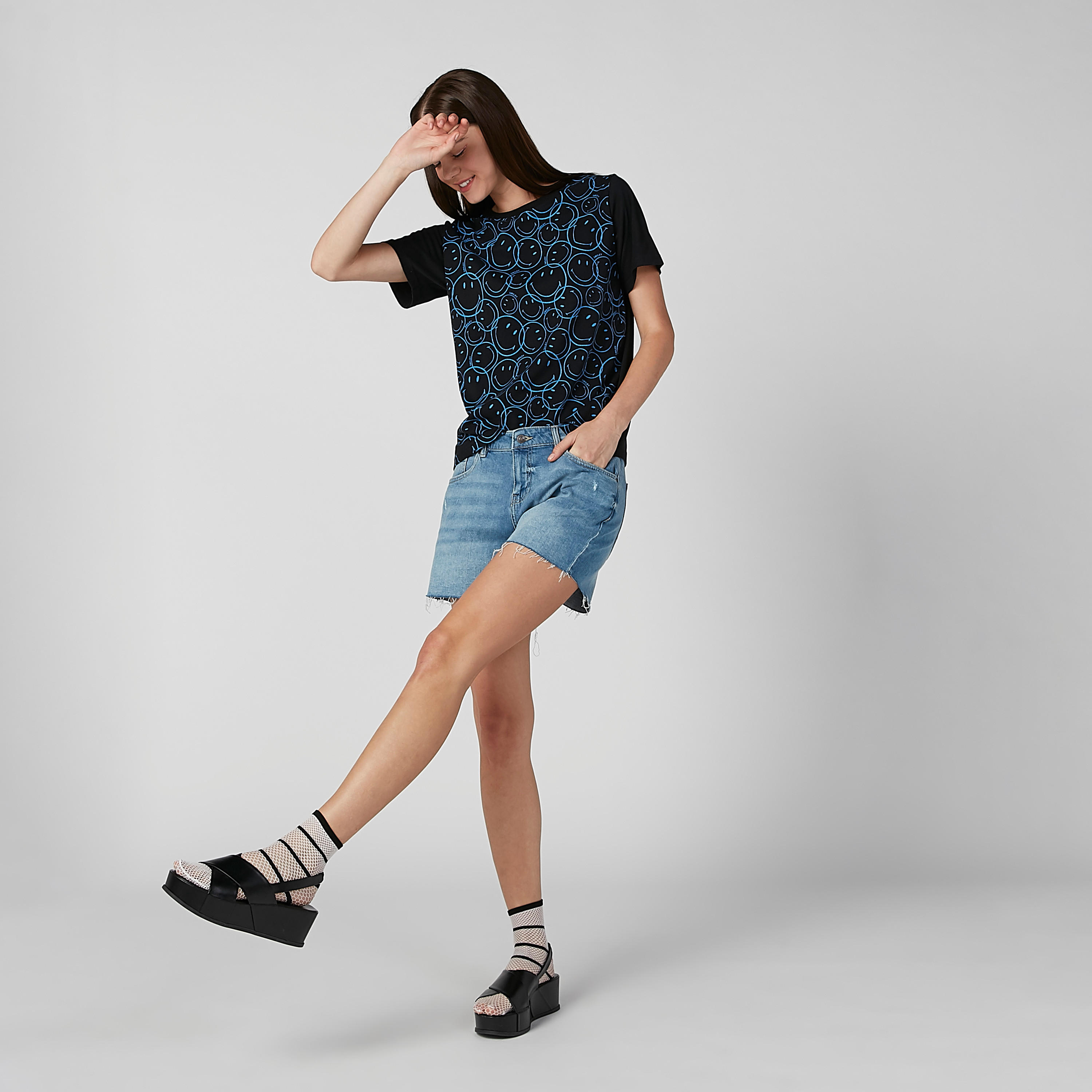 تيشيرت مستدام بياقة ضيّقة وطبعات سمايلي وورلد -women-clothing-tshirts-image-2