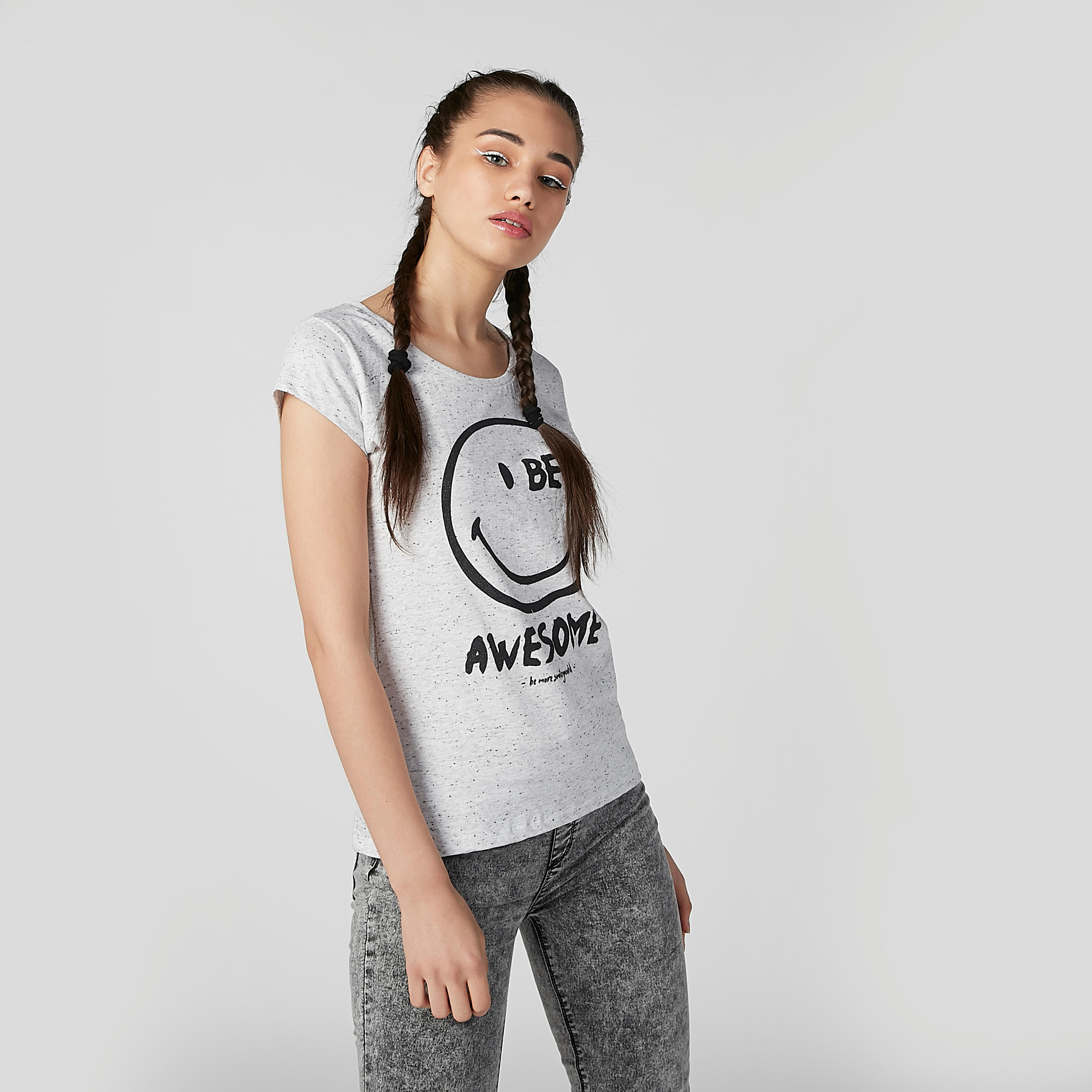 تيشيرت بياقة مستديرة وأكمام كاب وطبعات سمايلي وورلد-women-clothing-tshirts-image-1