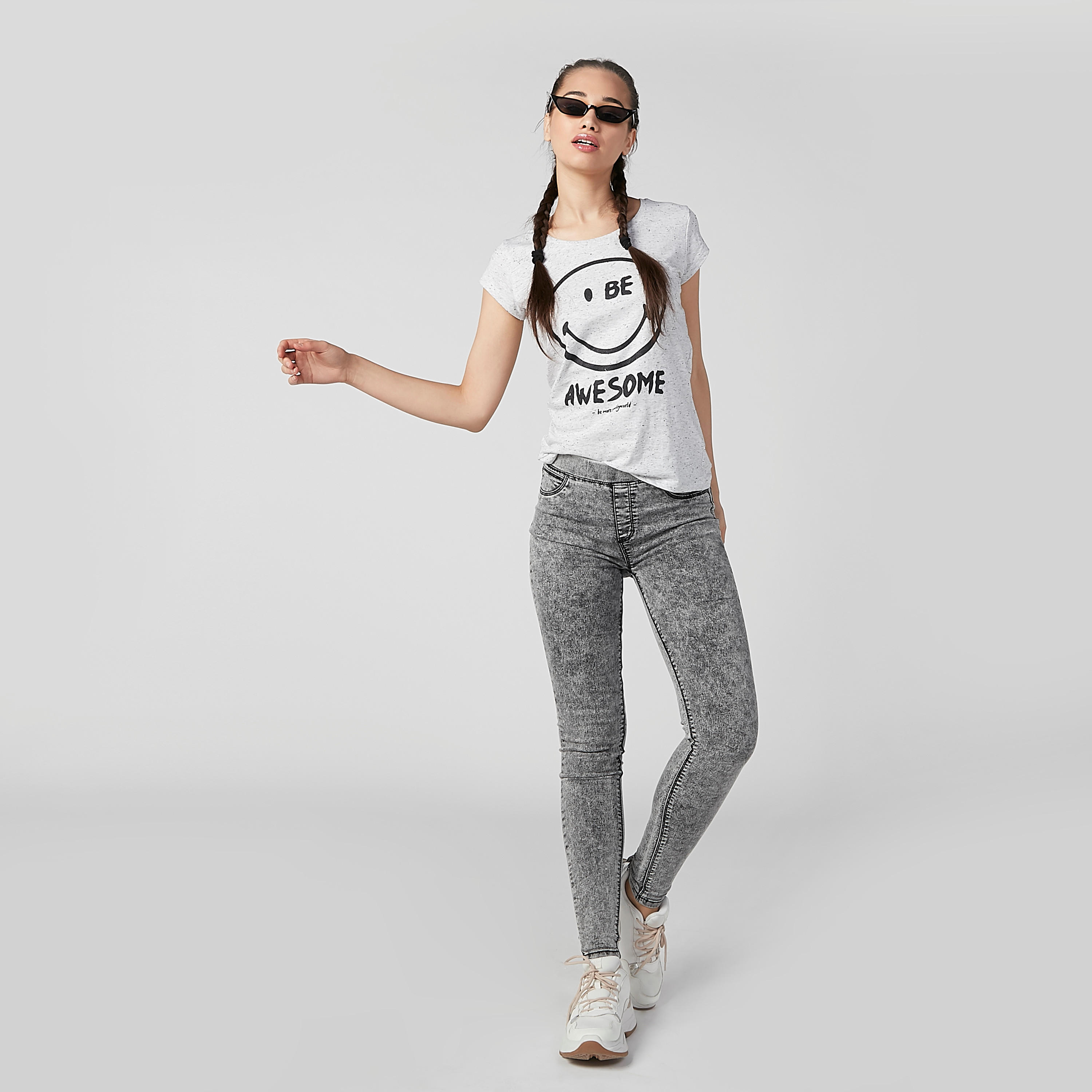 تيشيرت بياقة مستديرة وأكمام كاب وطبعات سمايلي وورلد-women-clothing-tshirts-image-2