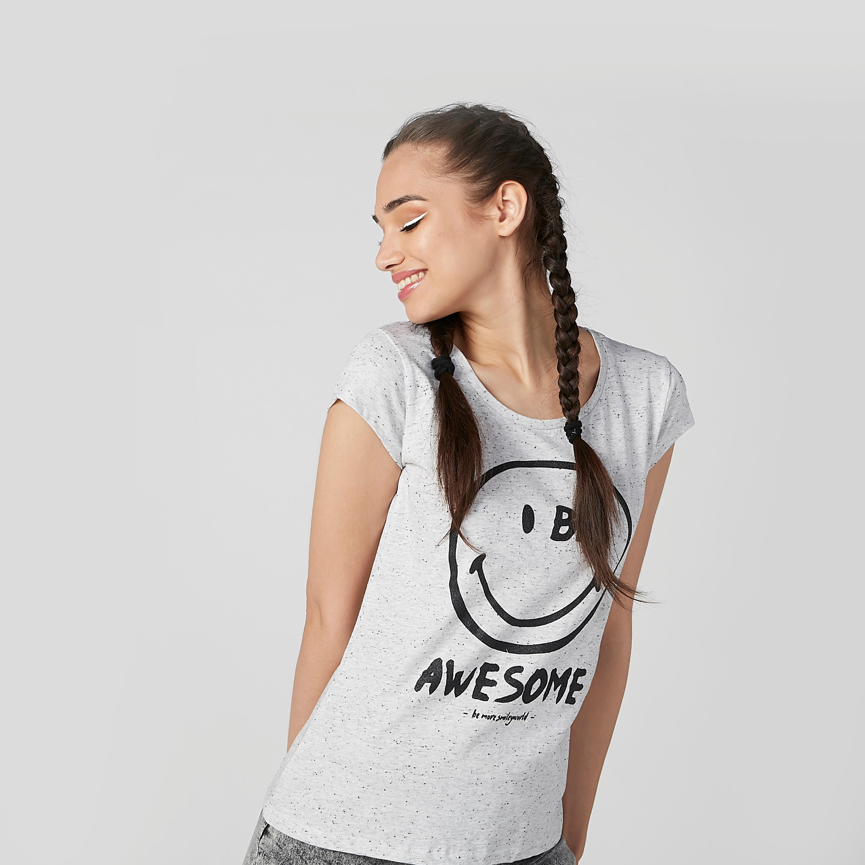 تيشيرت بياقة مستديرة وأكمام كاب وطبعات سمايلي وورلد-women-clothing-tshirts-image-3