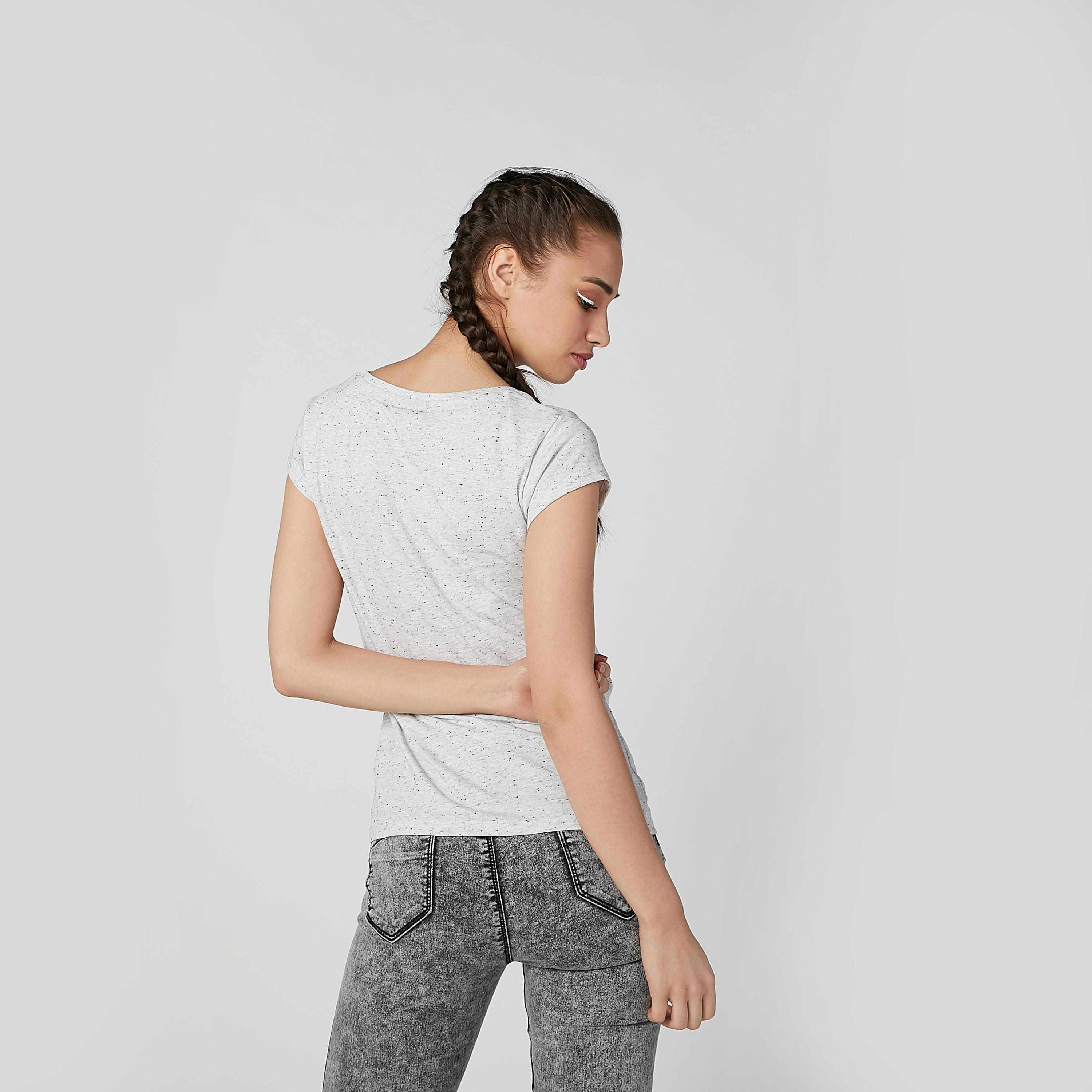 تيشيرت بياقة مستديرة وأكمام كاب وطبعات سمايلي وورلد-women-clothing-tshirts-image-4