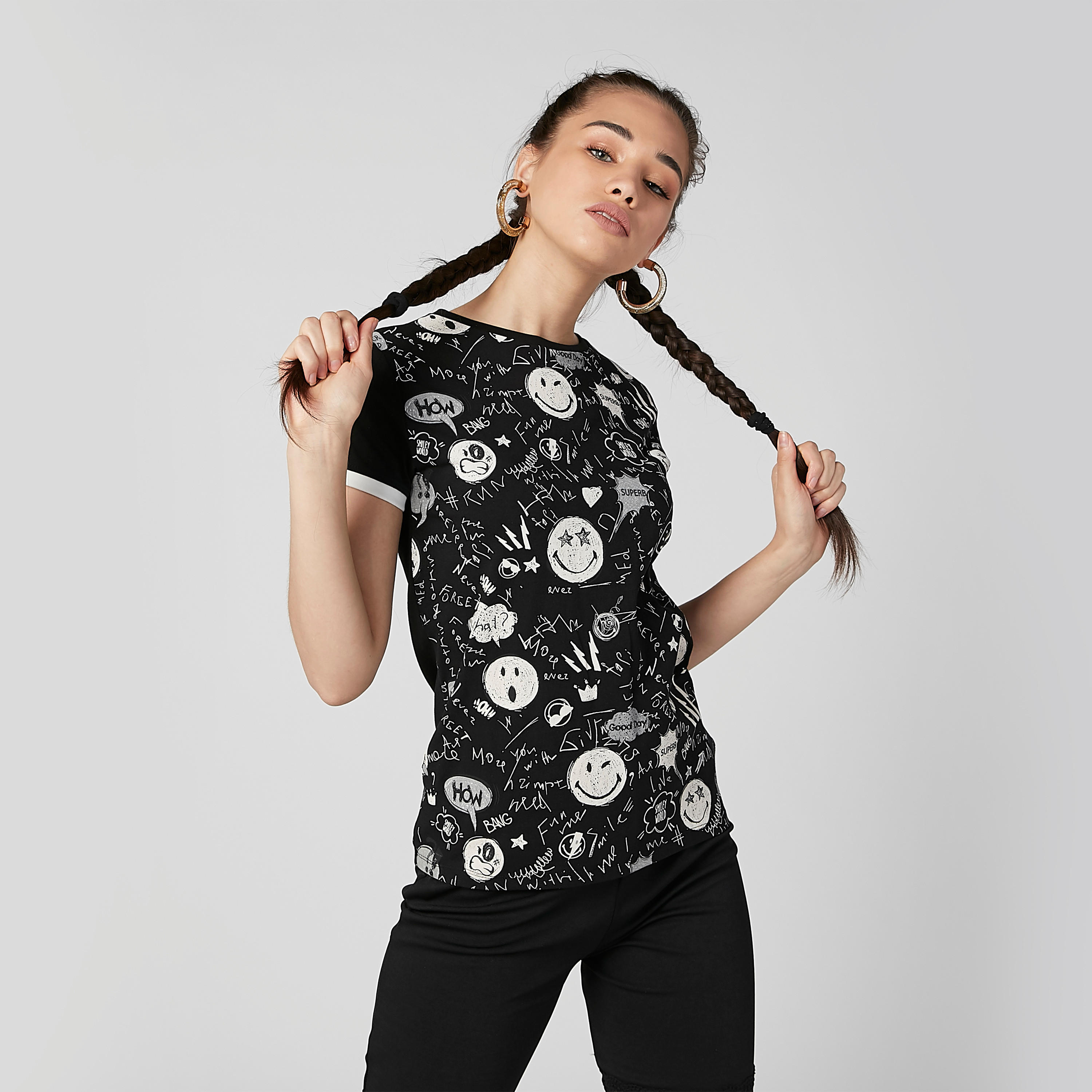 تيشيرت بأكمام قصيرة وياقة مستديرة وطبعات سمايلي وورلد-women-clothing-tshirts-image-1