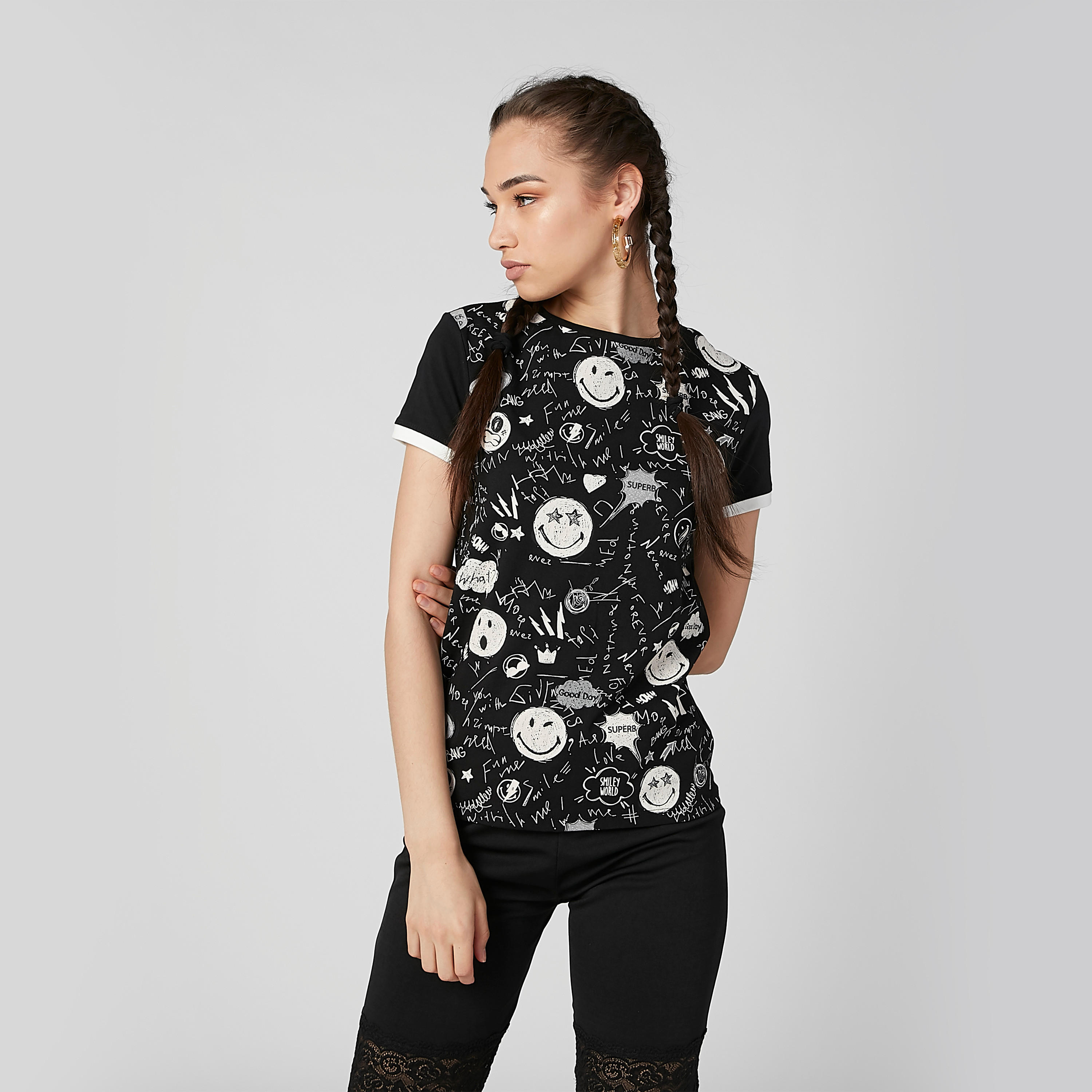 تيشيرت بأكمام قصيرة وياقة مستديرة وطبعات سمايلي وورلد-women-clothing-tshirts-image-3