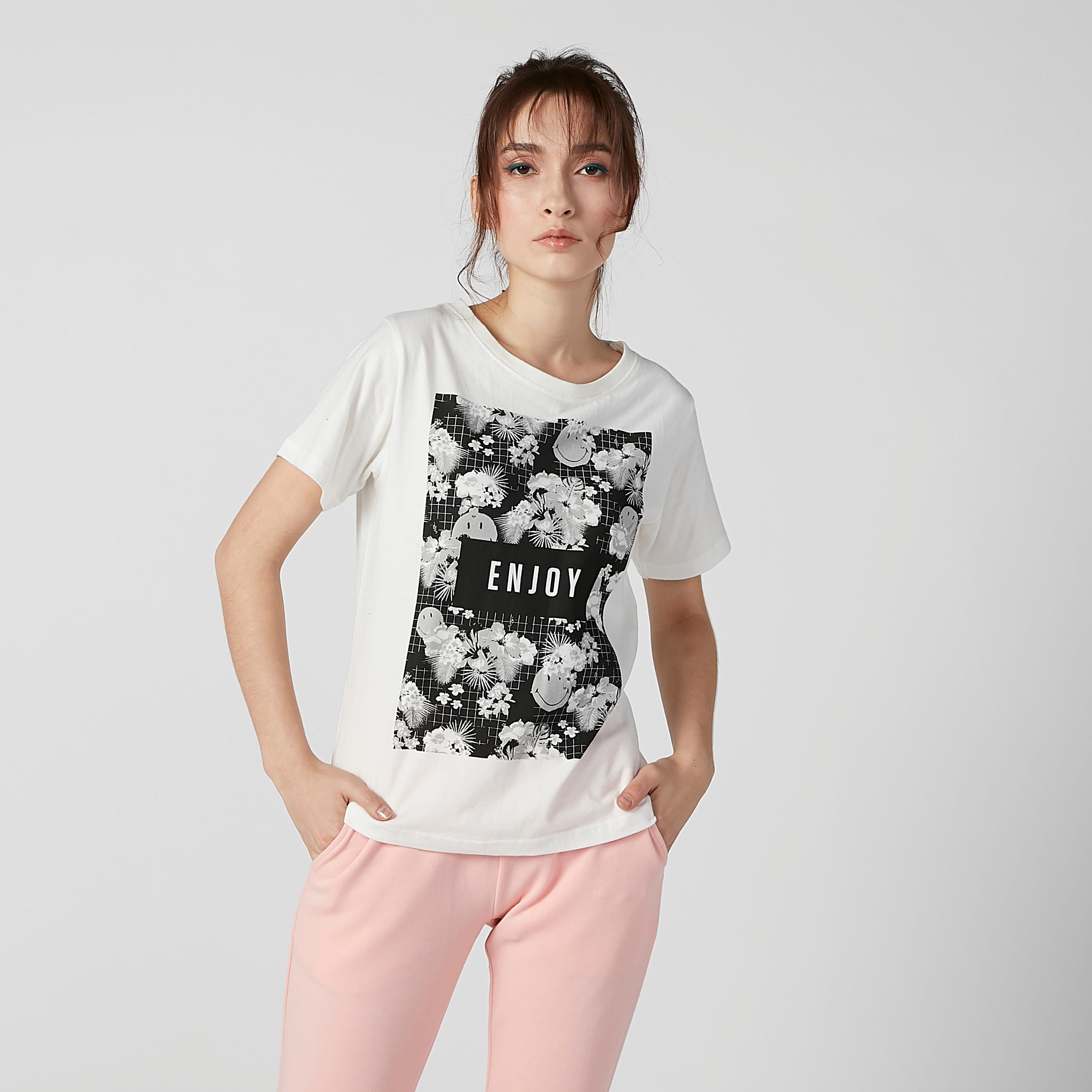 تيشيرت مستدام بياقة مستديرة وطبعات سمايلي وورلد-women-clothing-tshirts-image-1