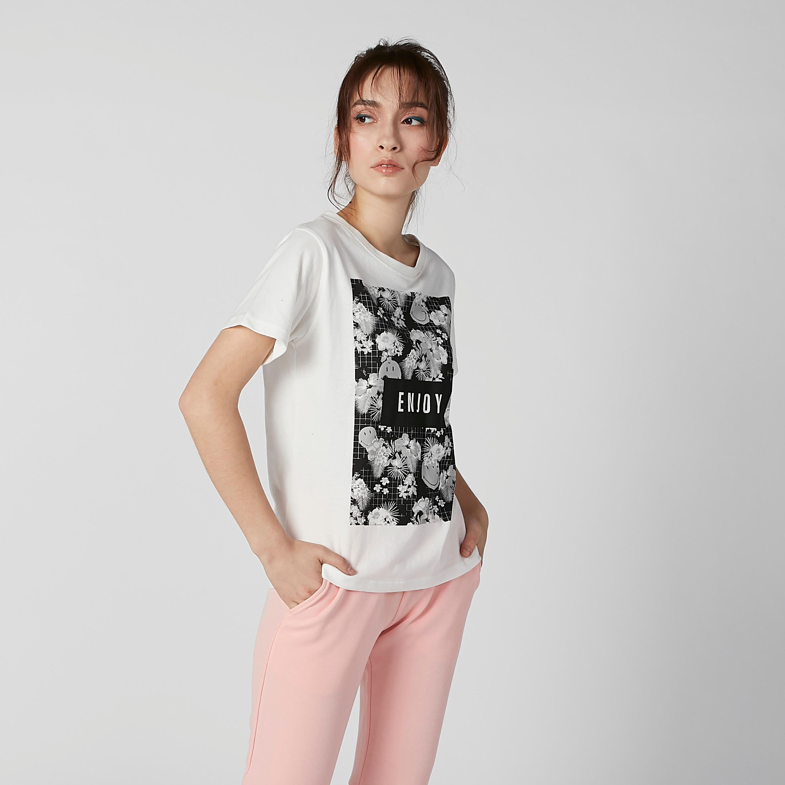 تيشيرت مستدام بياقة مستديرة وطبعات سمايلي وورلد-women-clothing-tshirts-image-4
