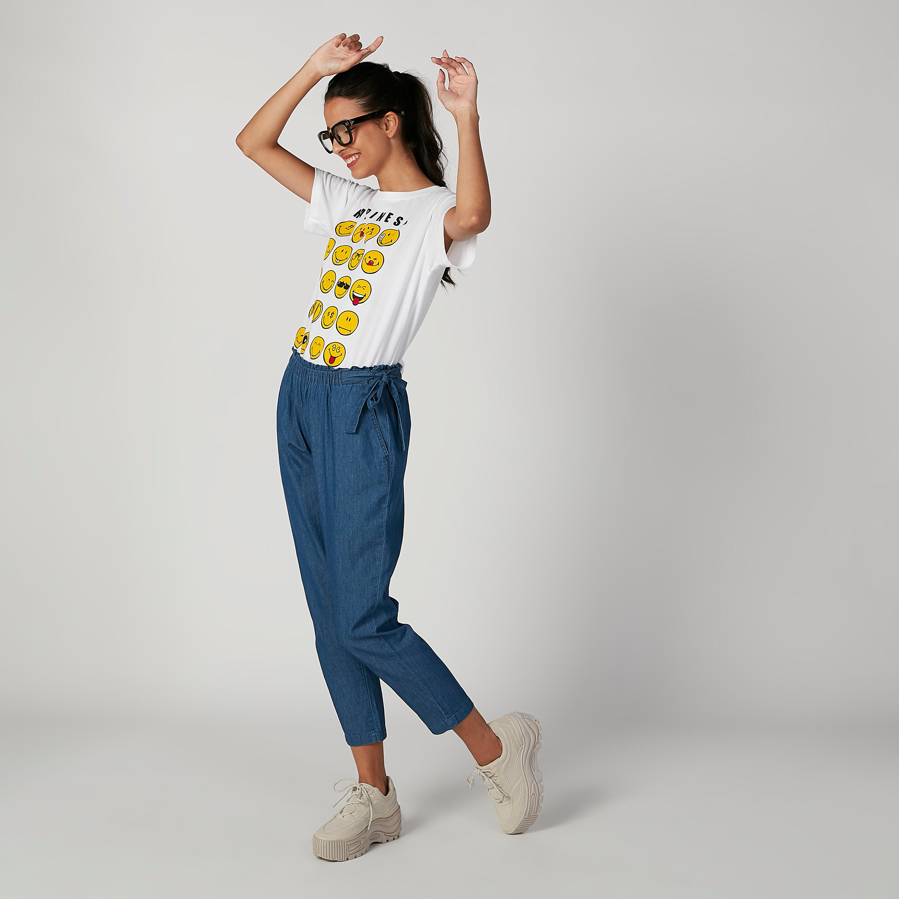 تيشيرت مستدام بياقة مستديرة وطبعات سمايلي وورلد-women-clothing-tshirts-image-2