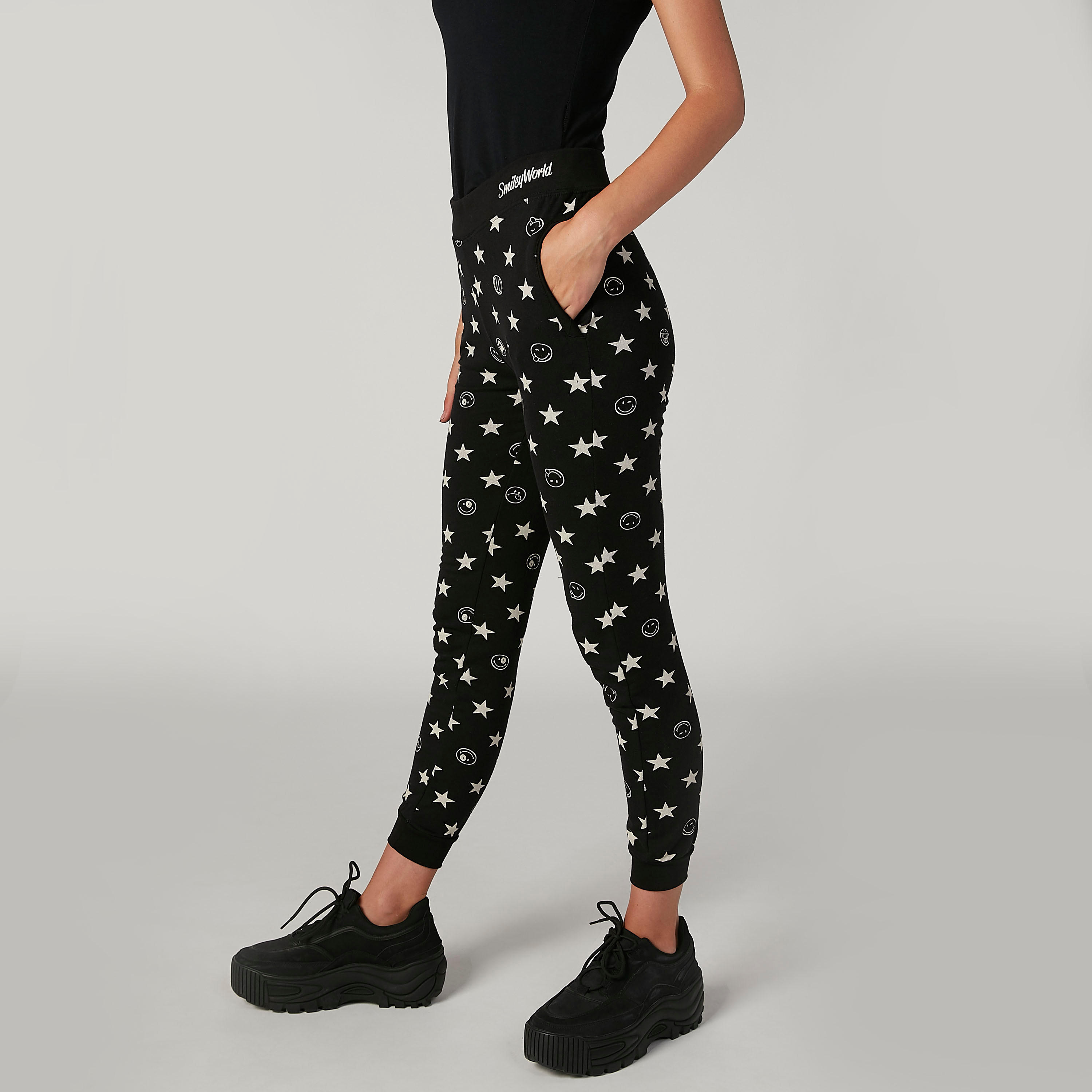 بنطلون رياضي مستدام سليم بخصر متوسط الارتفاع وطبعات سمايلي وورلد -women-clothing-bottoms-joggers-image-5