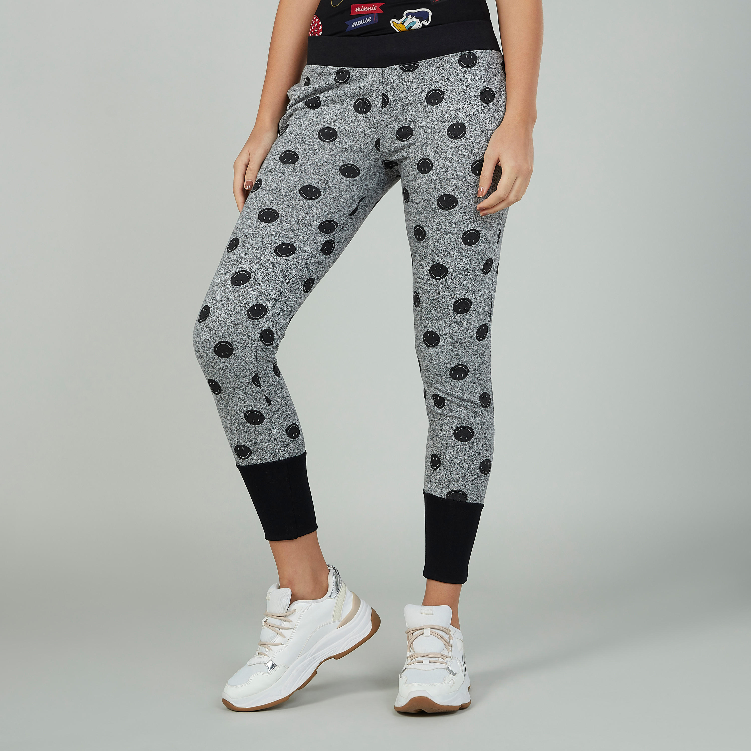 بنطلون رياضي مستدام سليم بخصر متوسط الارتفاع وطبعات سمايلي وورلد-women-clothing-bottoms-joggers-image-1