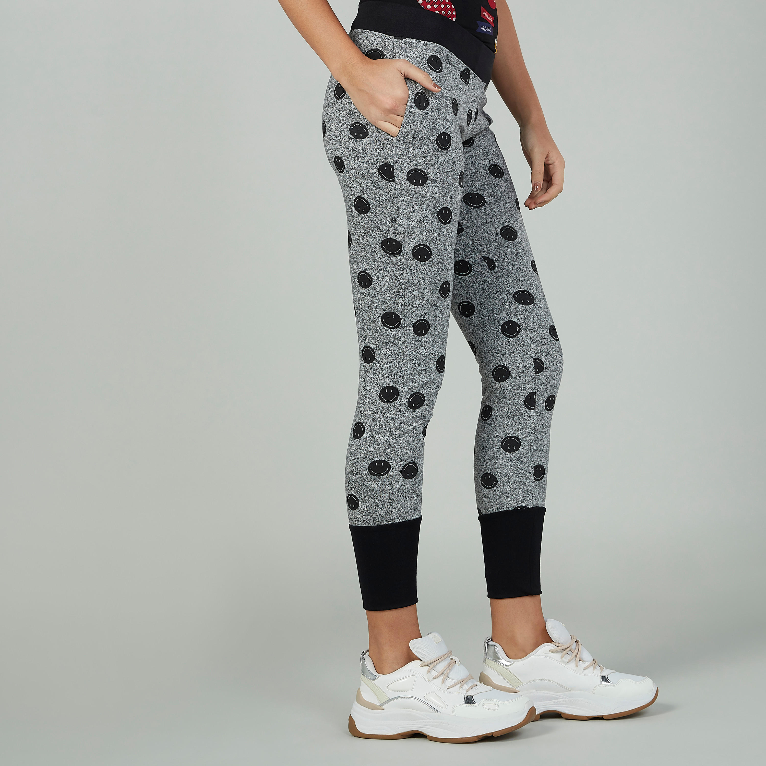 بنطلون رياضي مستدام سليم بخصر متوسط الارتفاع وطبعات سمايلي وورلد-women-clothing-bottoms-joggers-image-4