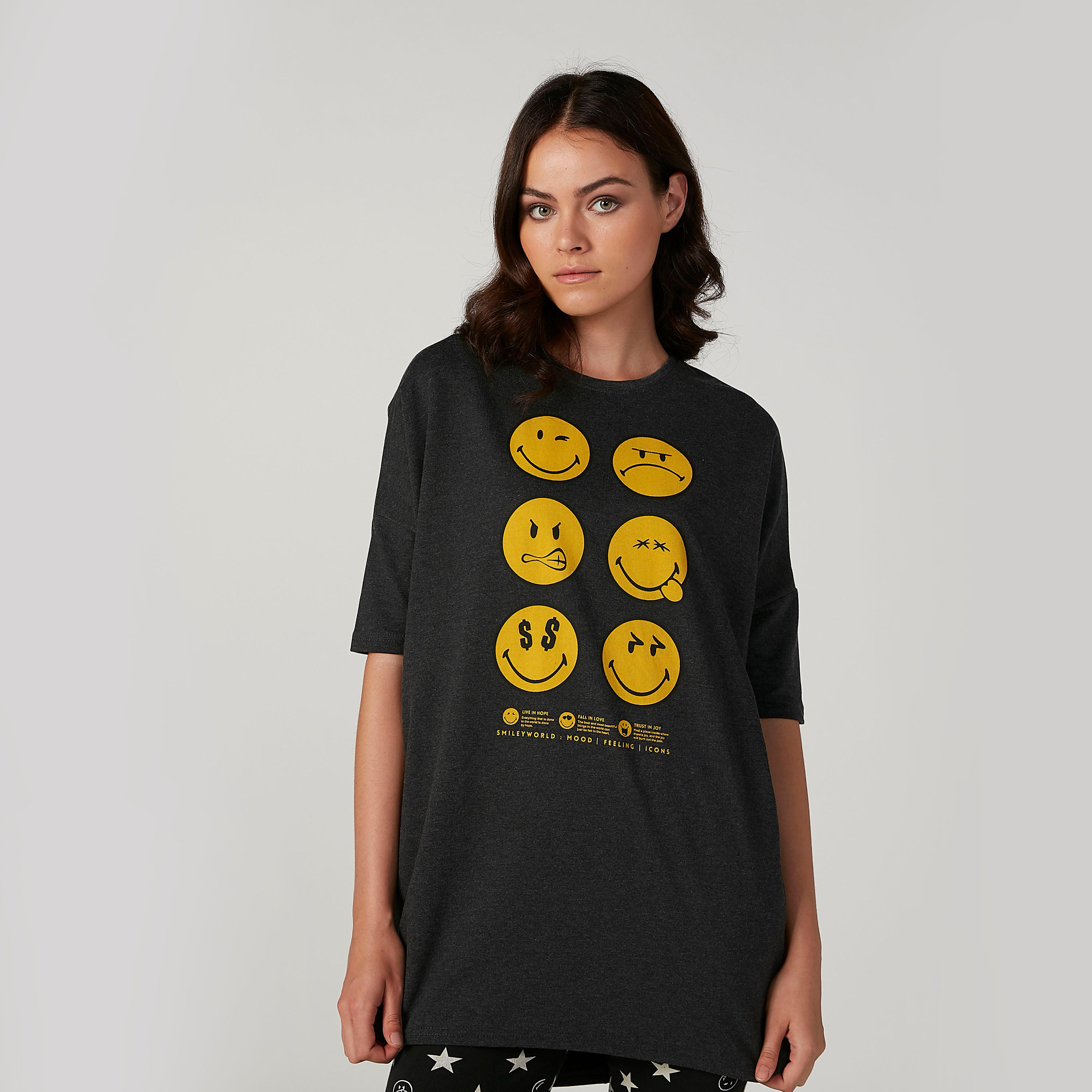 بلوزة مستدام فضفاضة سليم بياقة مستديرة وطبعات سمايلي وورلد-women-clothing-tshirts-image-1